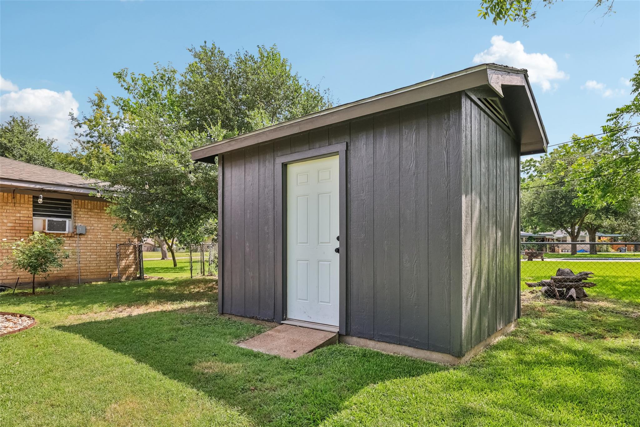 2305 Gladnell St, Taylor, TX 76574