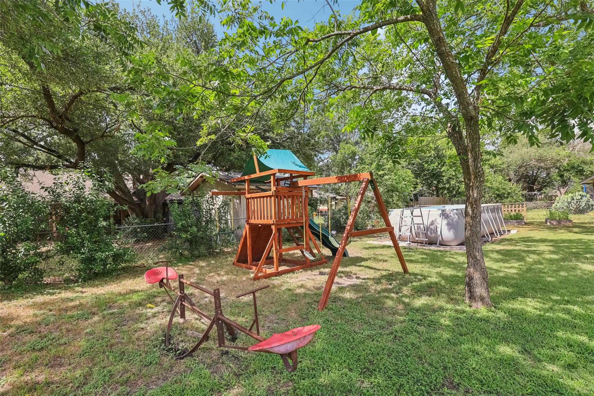 2305 Gladnell St, Taylor, TX 76574