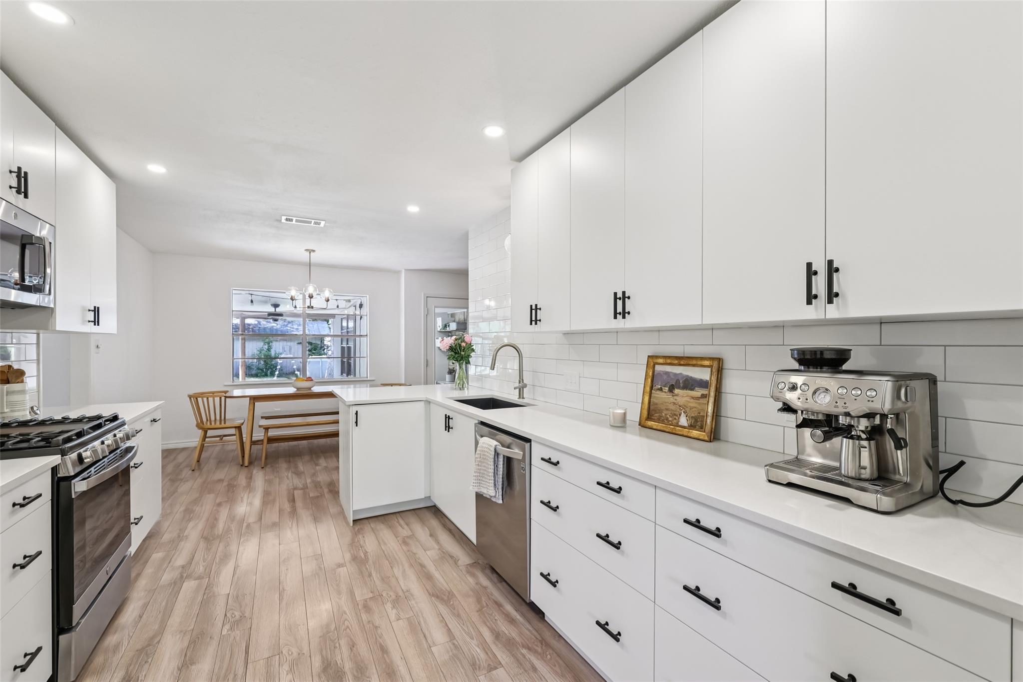 2305 Gladnell St, Taylor, TX 76574