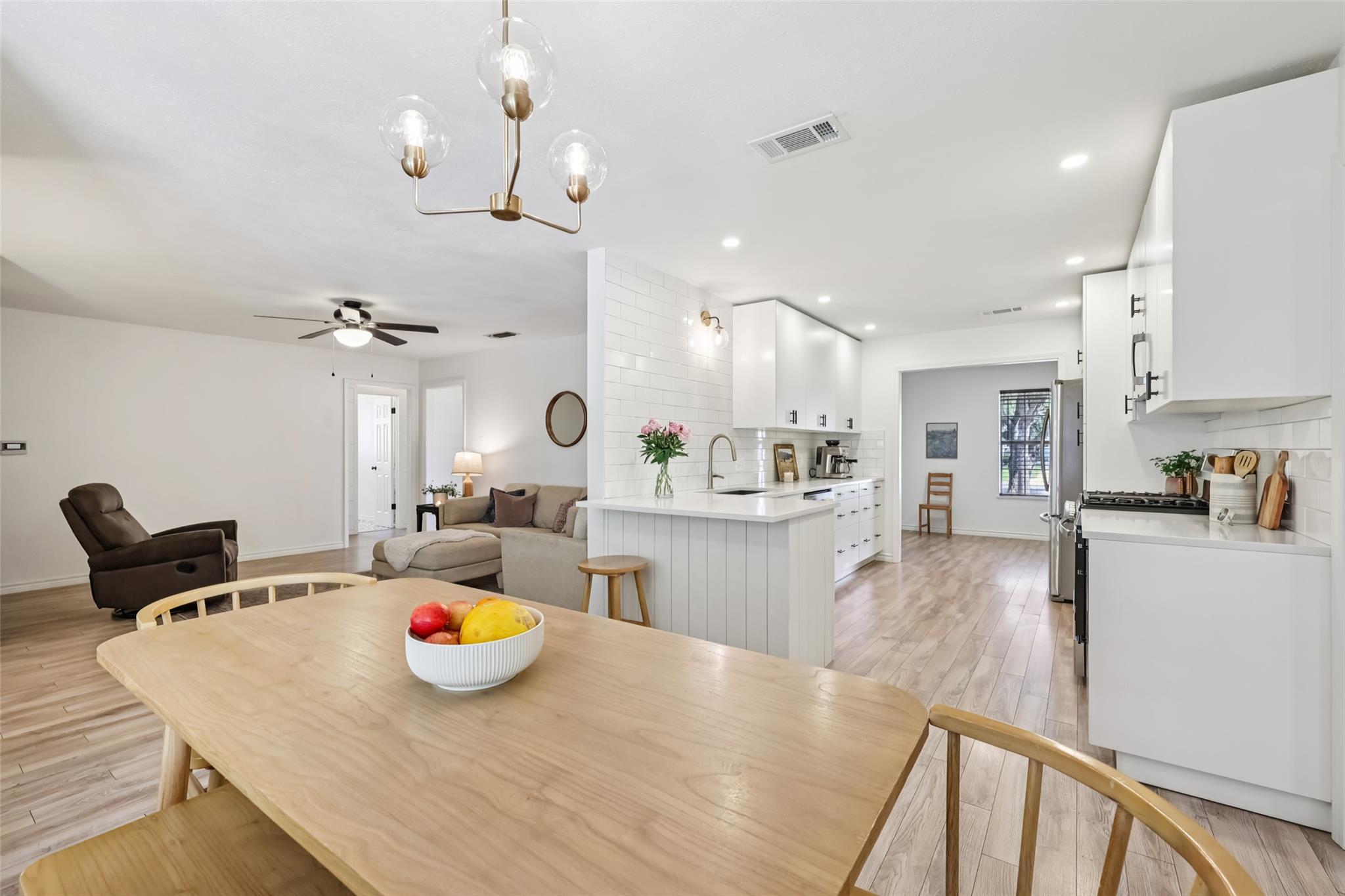 2305 Gladnell St, Taylor, TX 76574