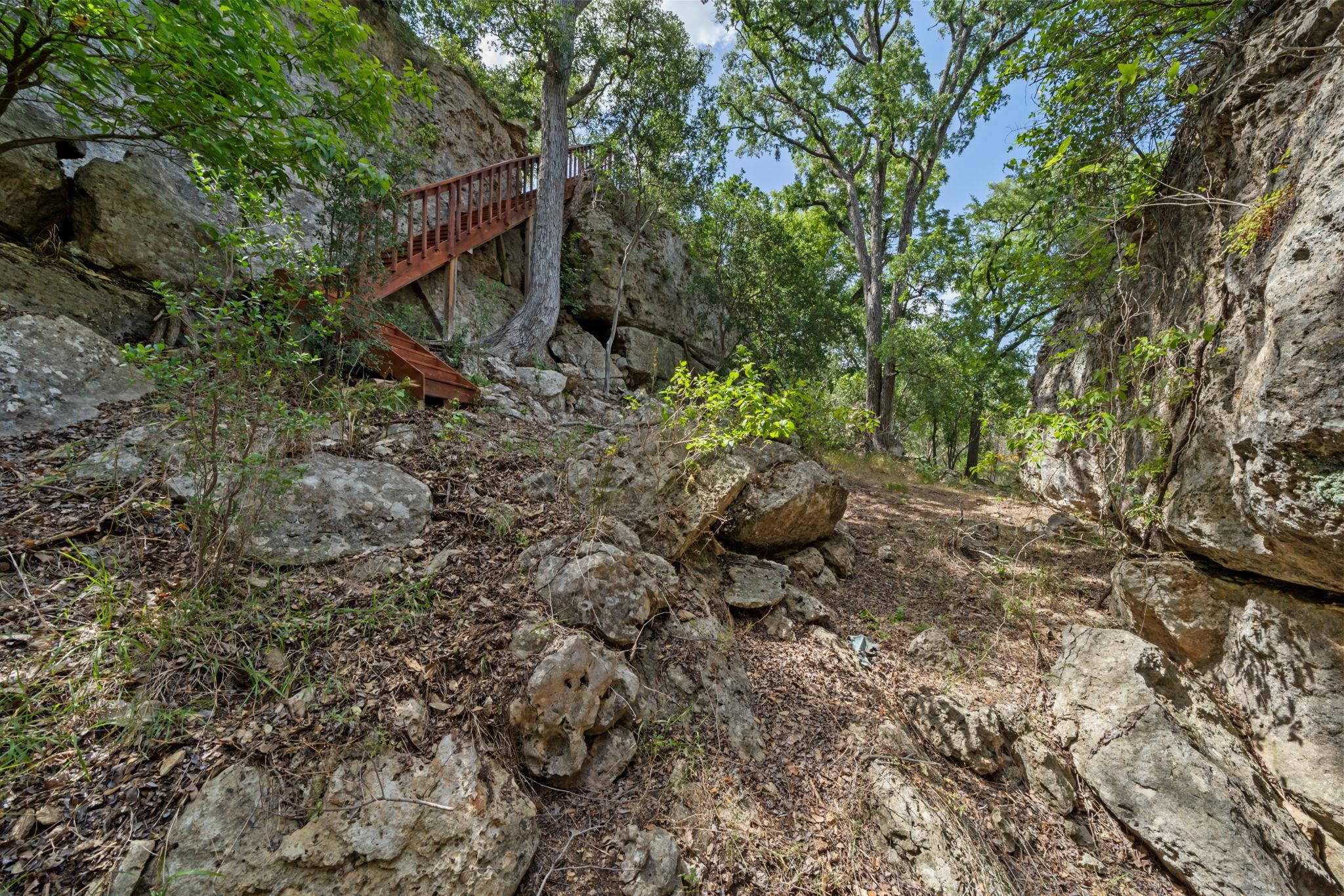 172 Bluff Trl, Dripping Springs, TX 78620