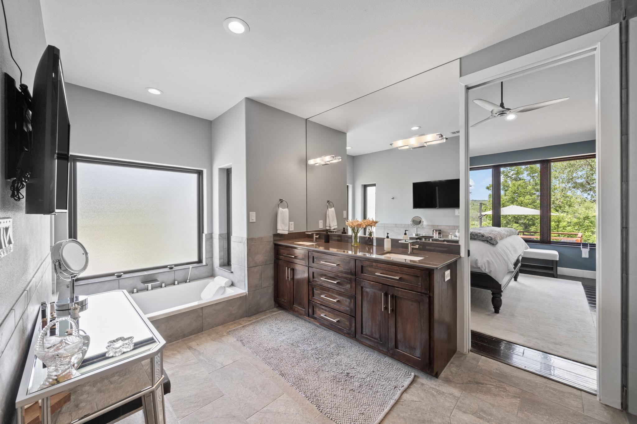 172 Bluff Trl, Dripping Springs, TX 78620