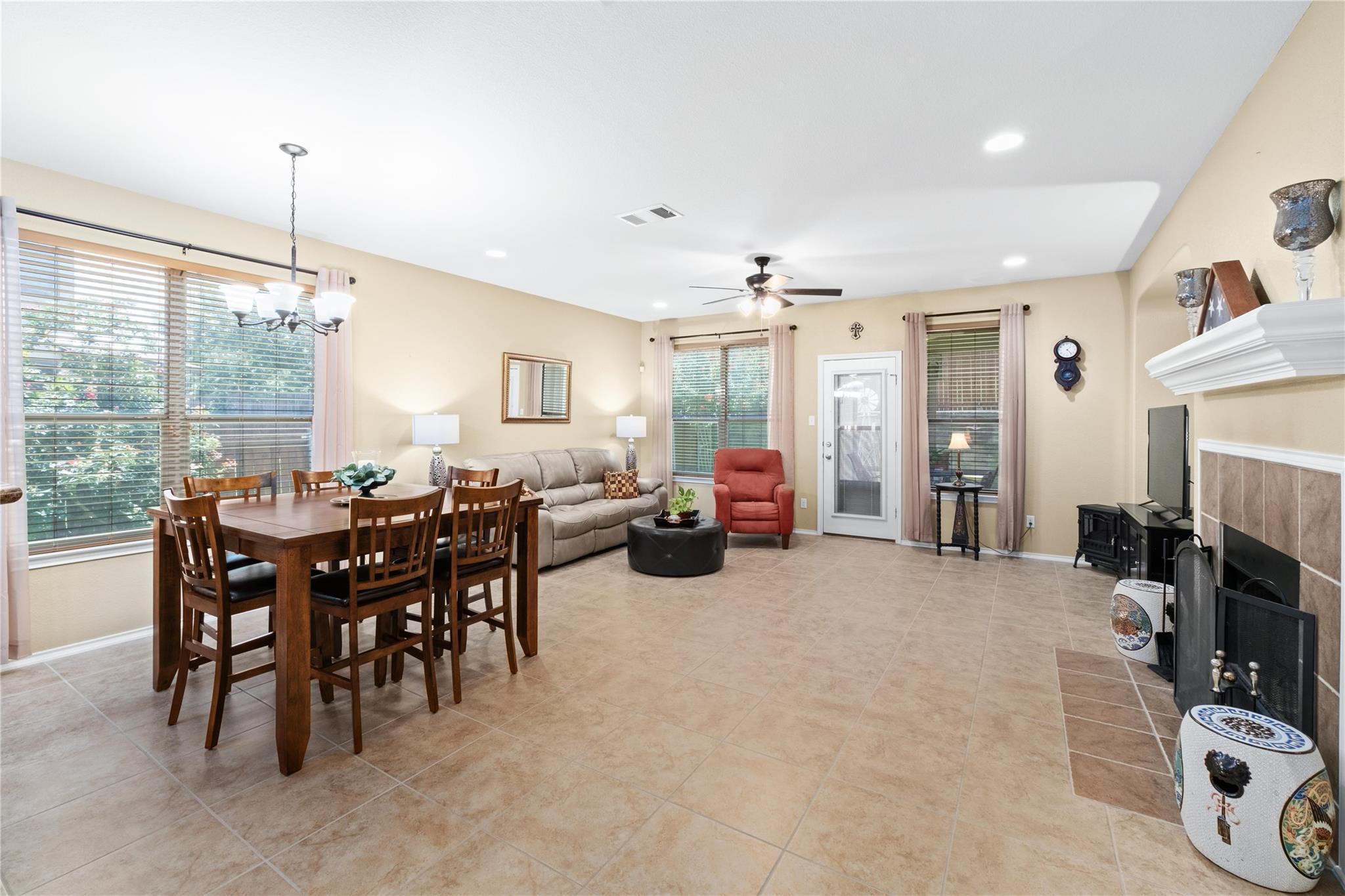 600 Gina Dr, Kyle, TX 78640