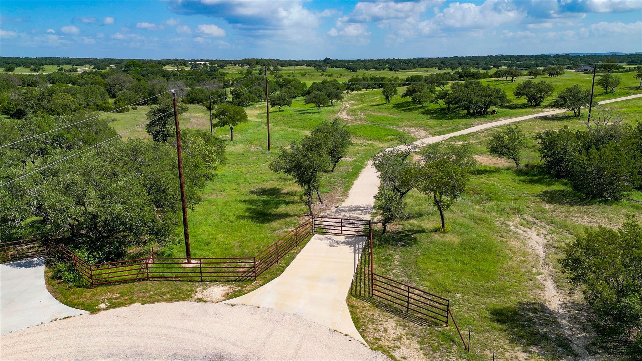 191 Pivot Cir, Briggs, TX 78608