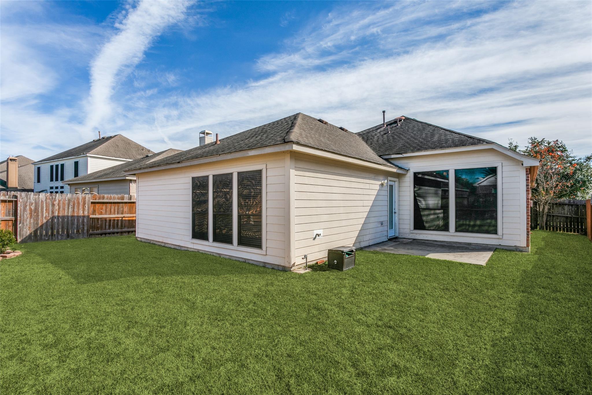 2044 Shore Breeze Dr, Pearland, TX 77584