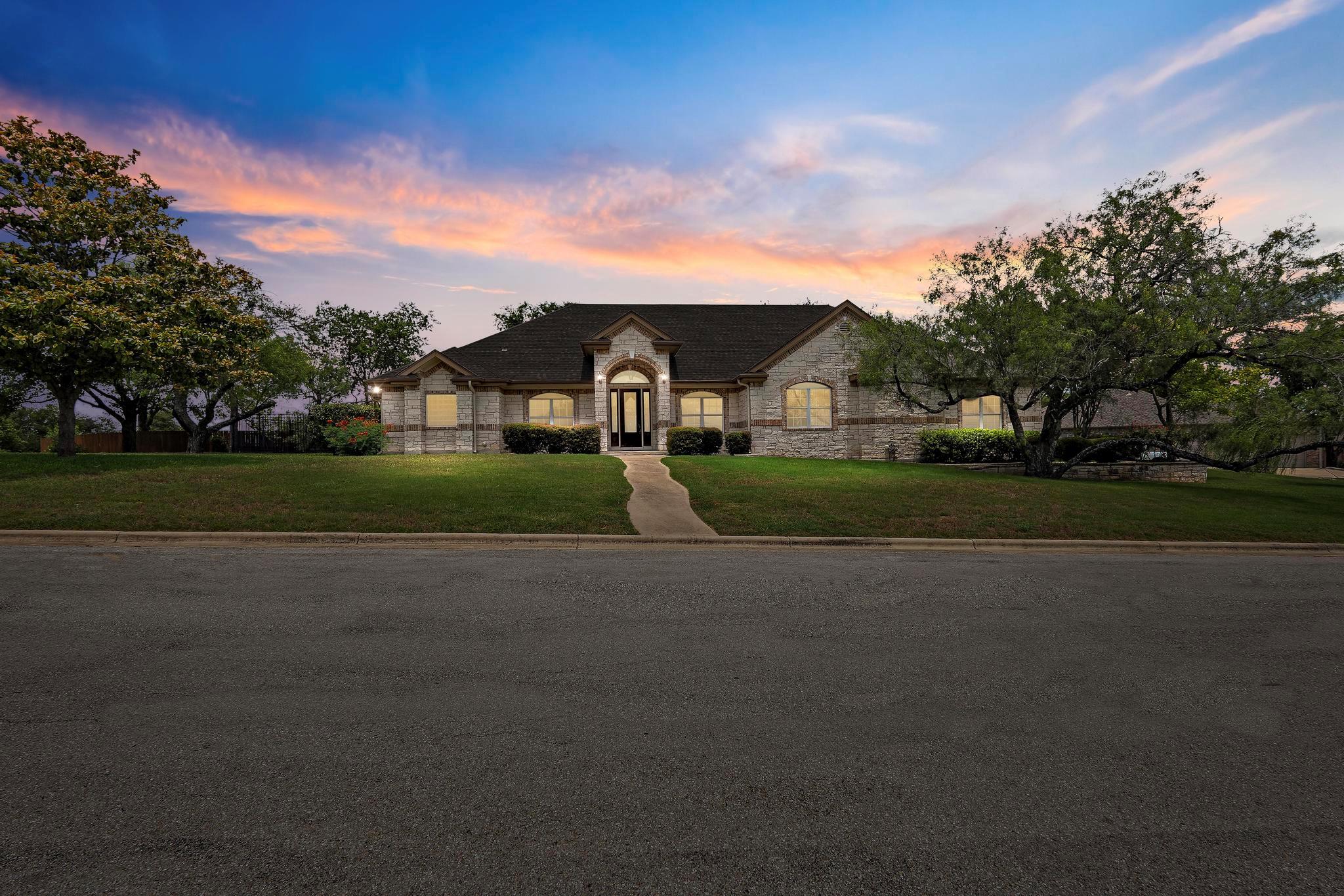 1806 Carey Ave, Taylor, TX 76574