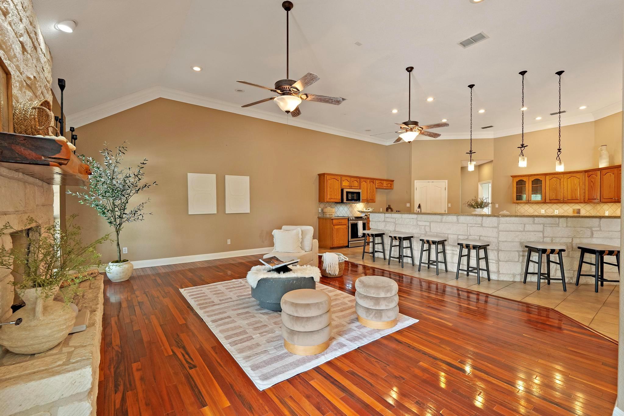 1806 Carey Ave, Taylor, TX 76574