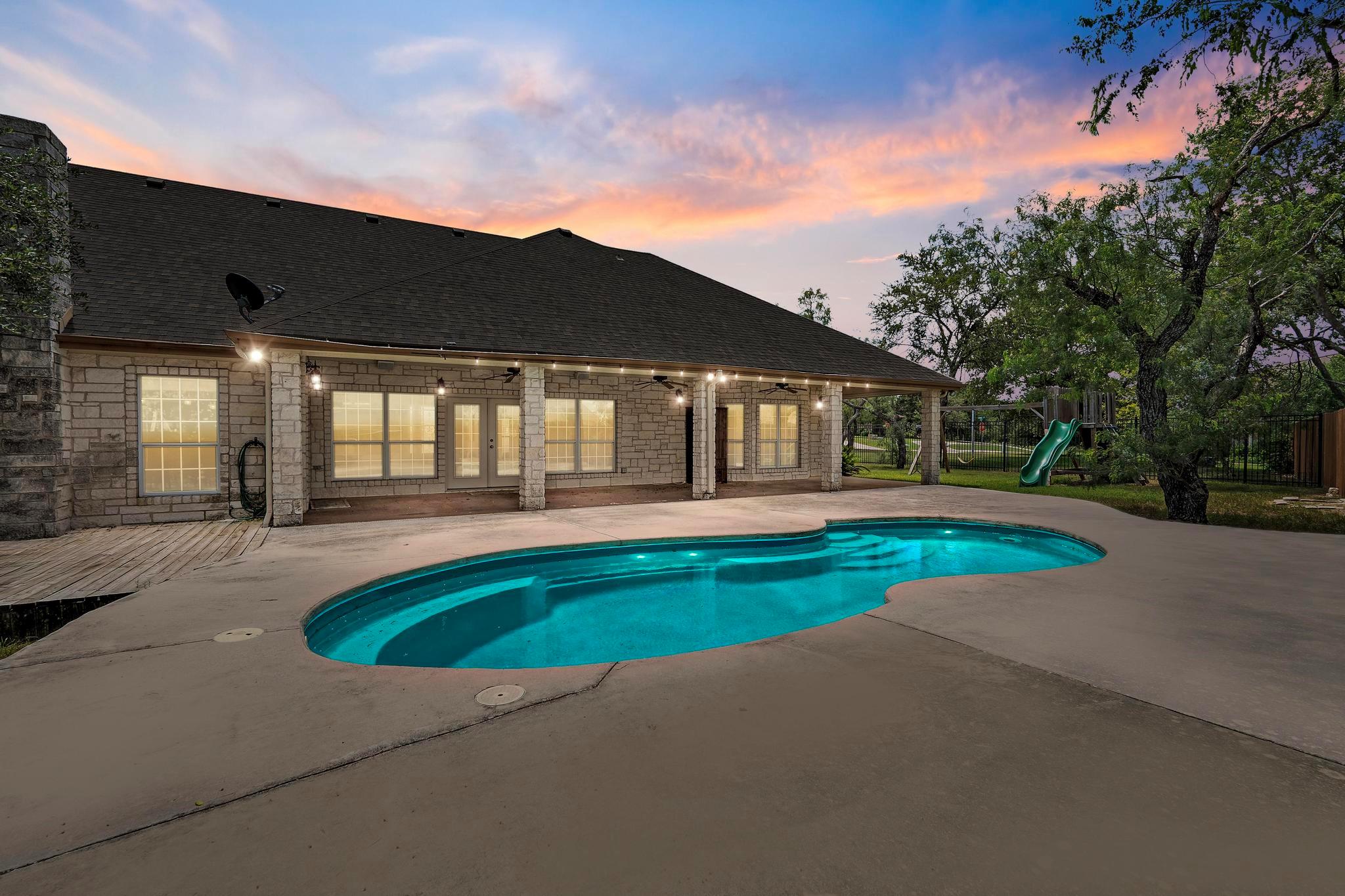 1806 Carey Ave, Taylor, TX 76574