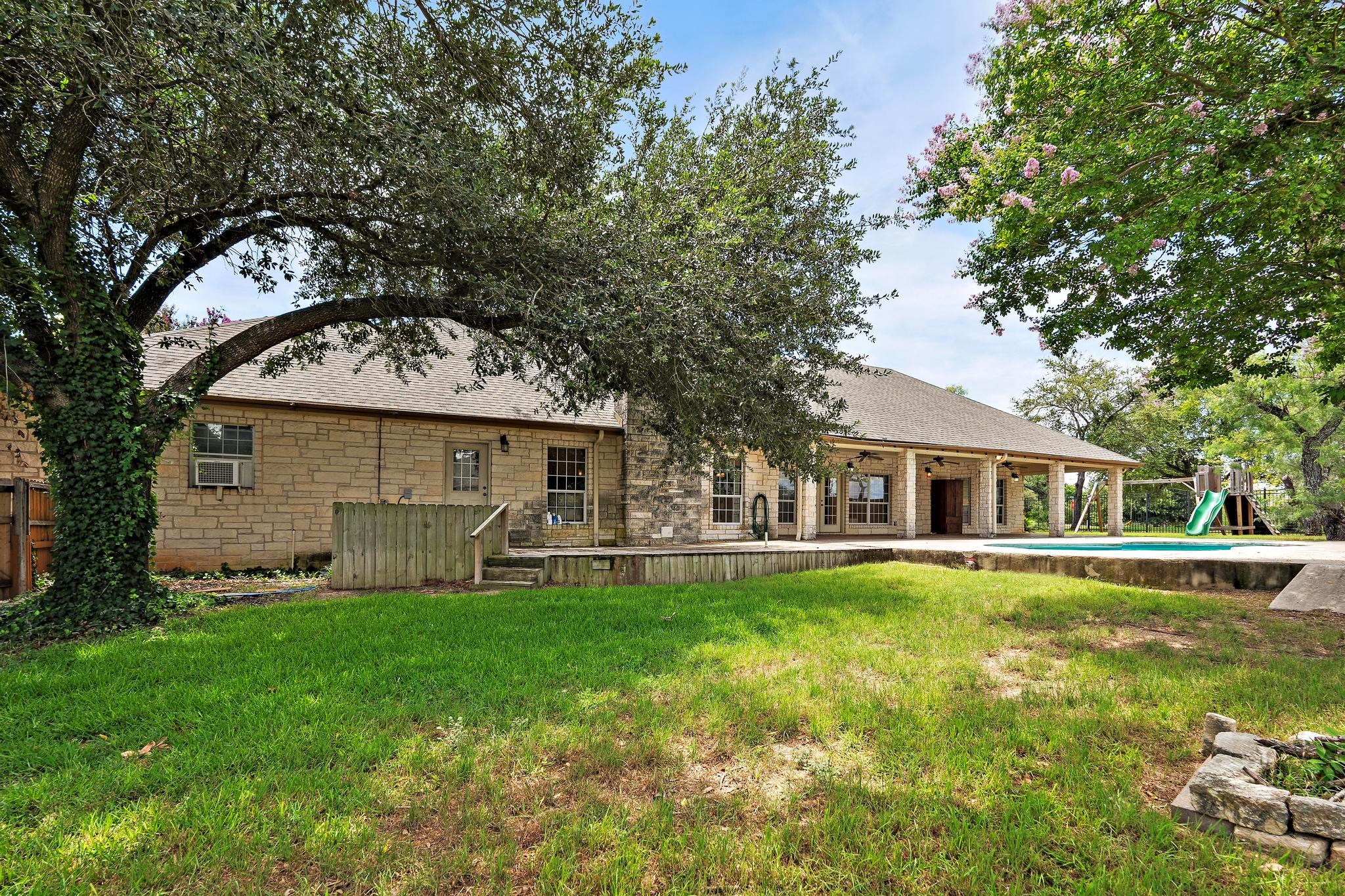 1806 Carey Ave, Taylor, TX 76574