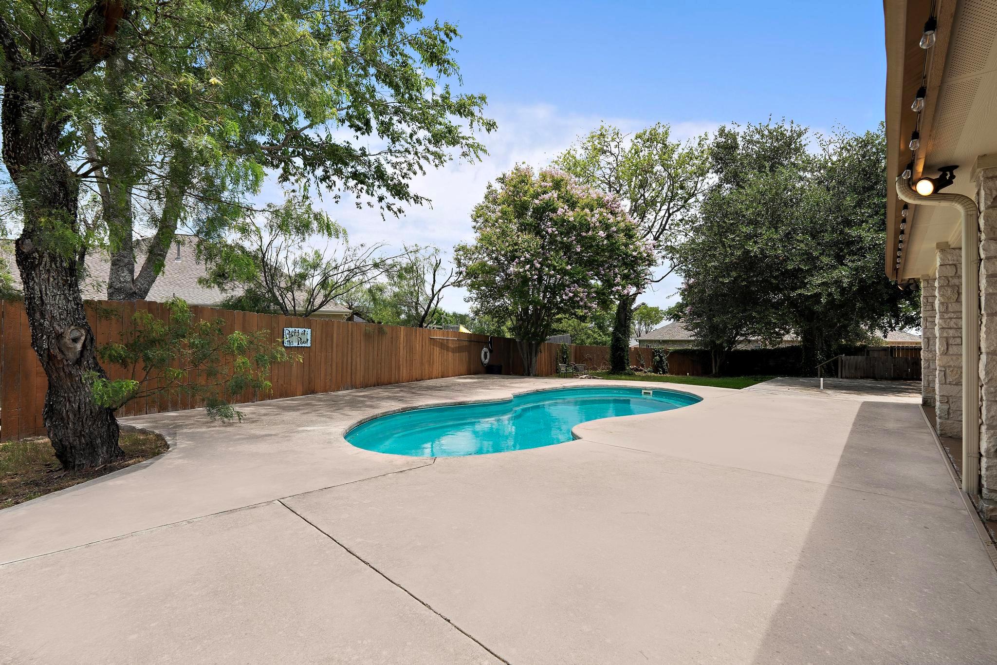 1806 Carey Ave, Taylor, TX 76574