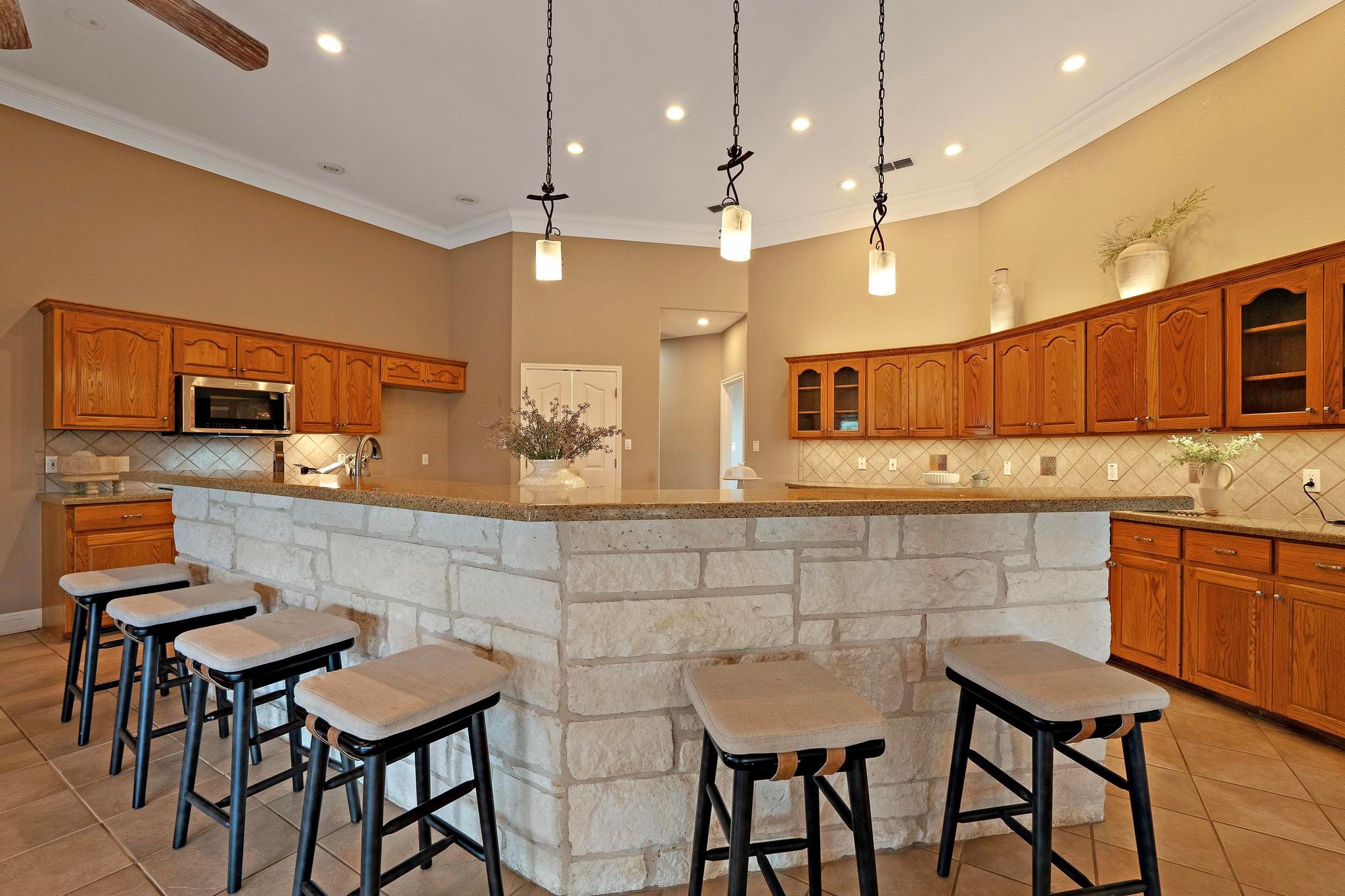 1806 Carey Ave, Taylor, TX 76574