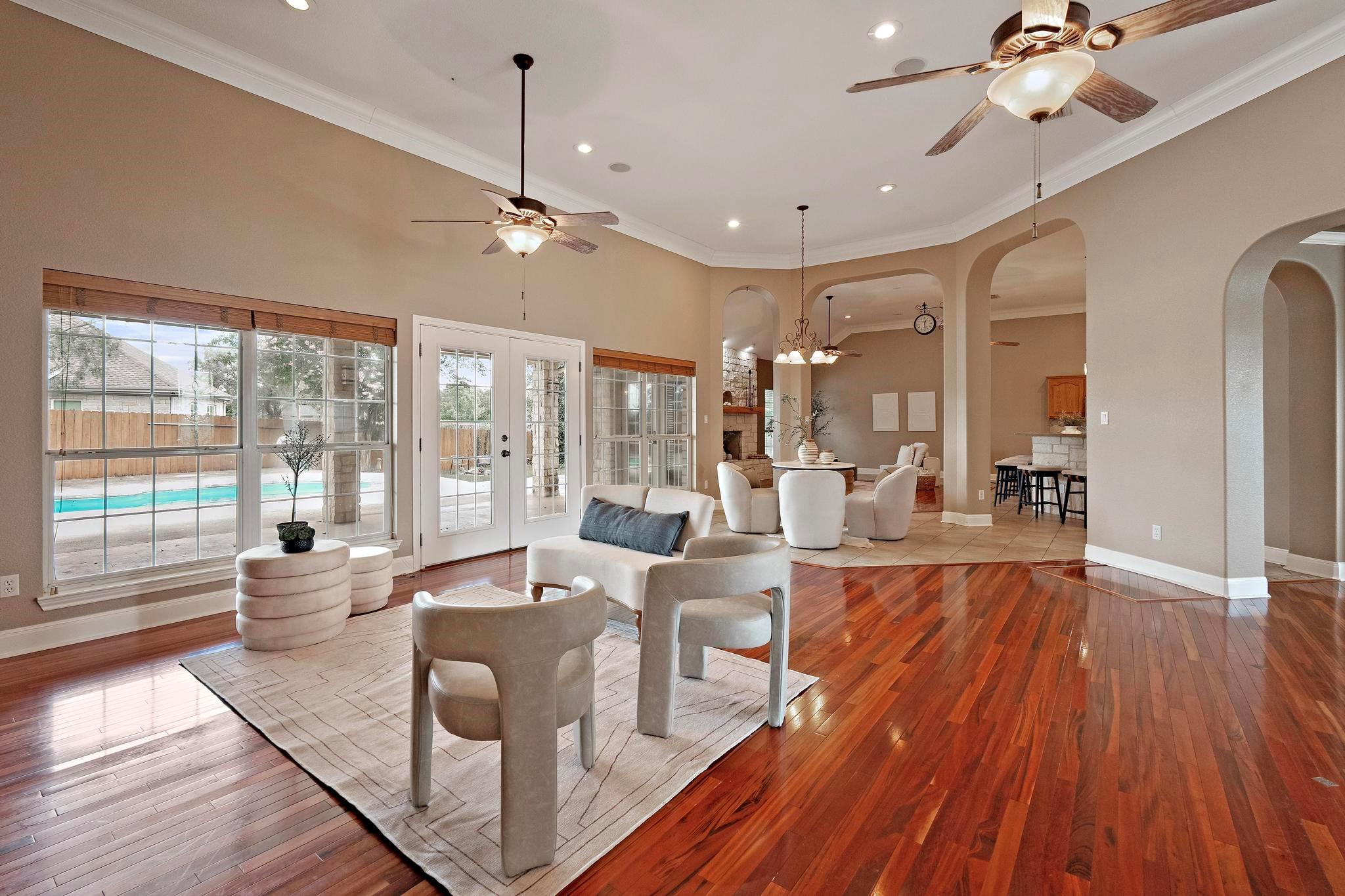 1806 Carey Ave, Taylor, TX 76574