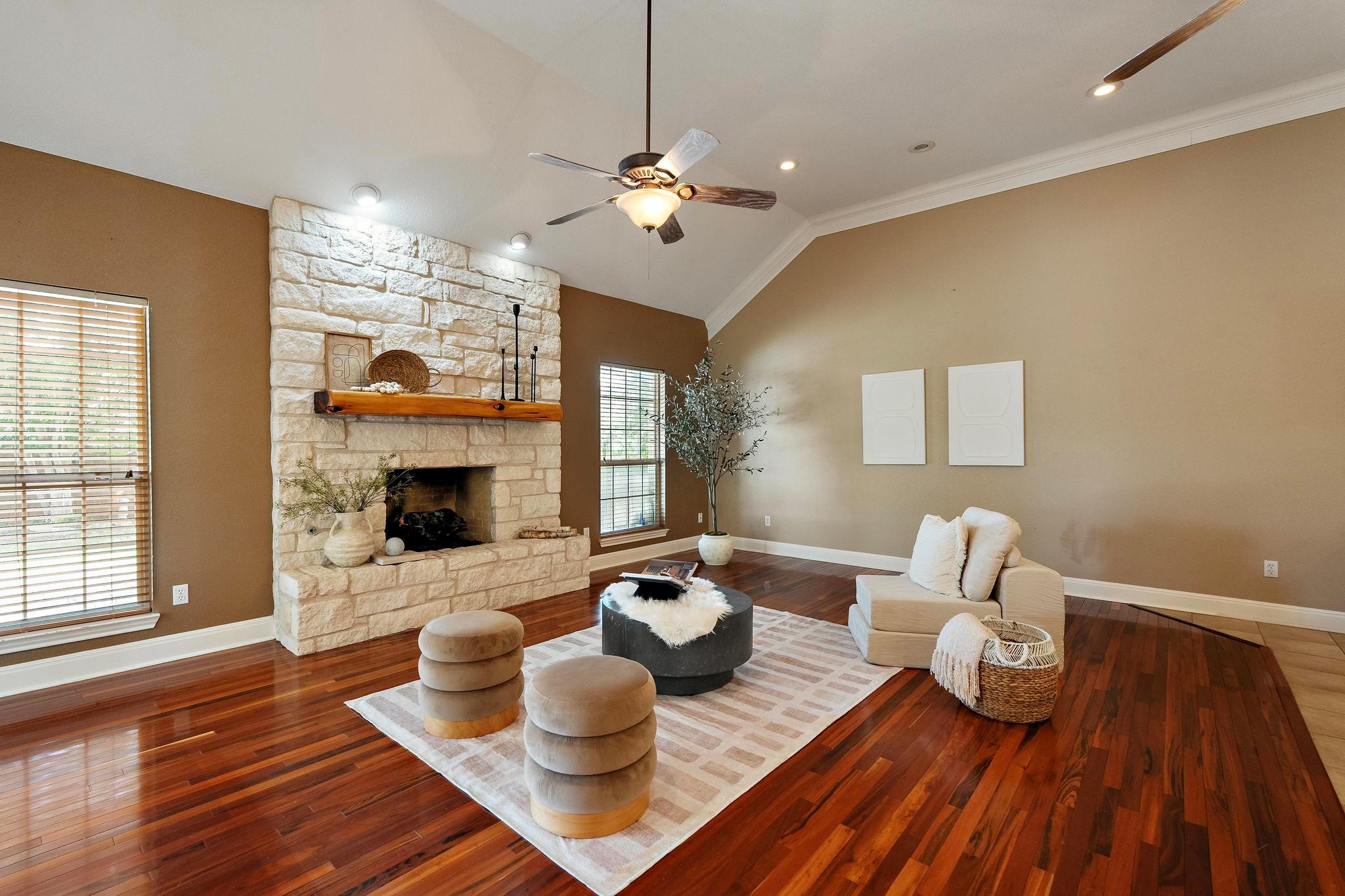 1806 Carey Ave, Taylor, TX 76574