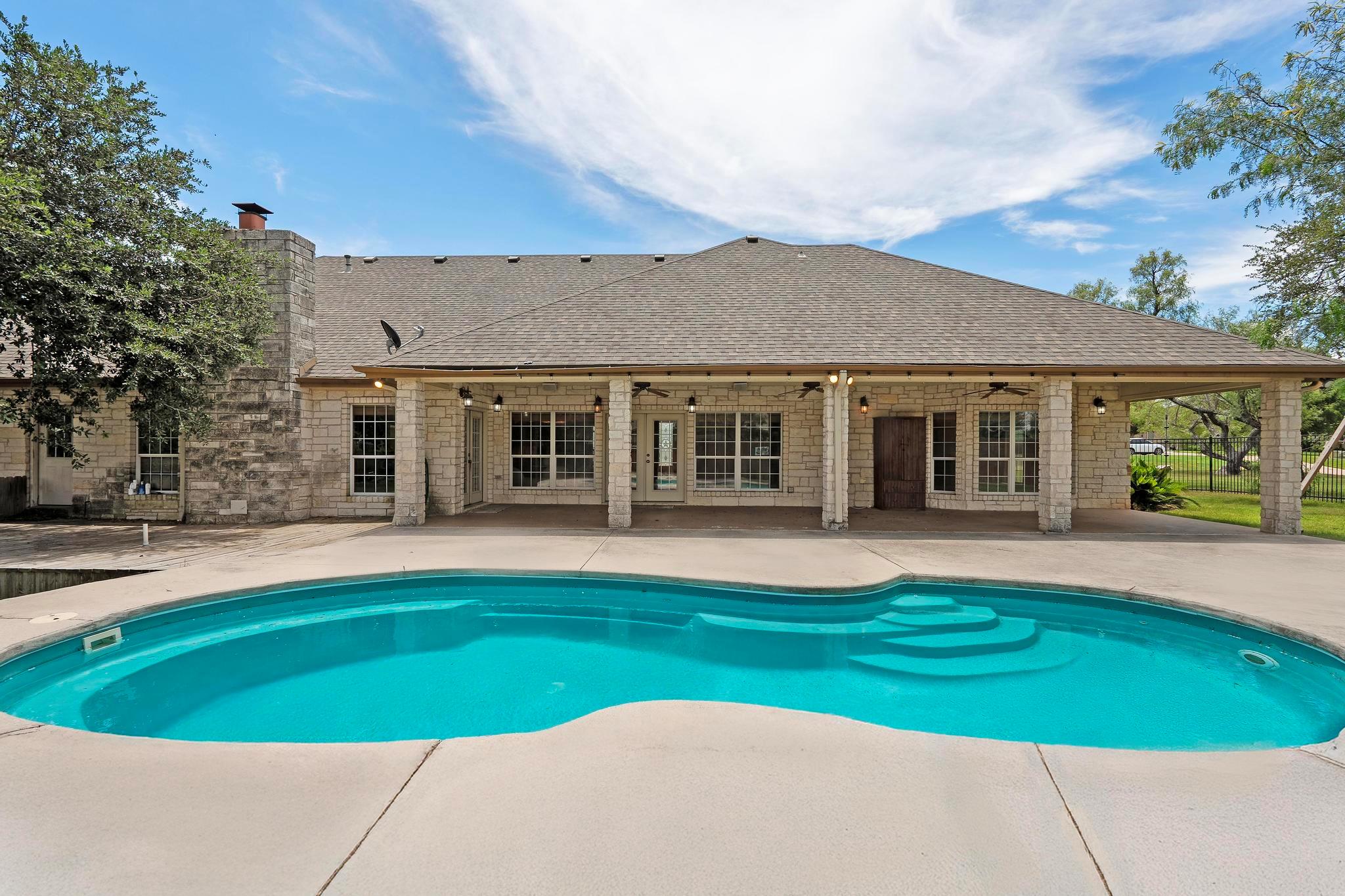 1806 Carey Ave, Taylor, TX 76574