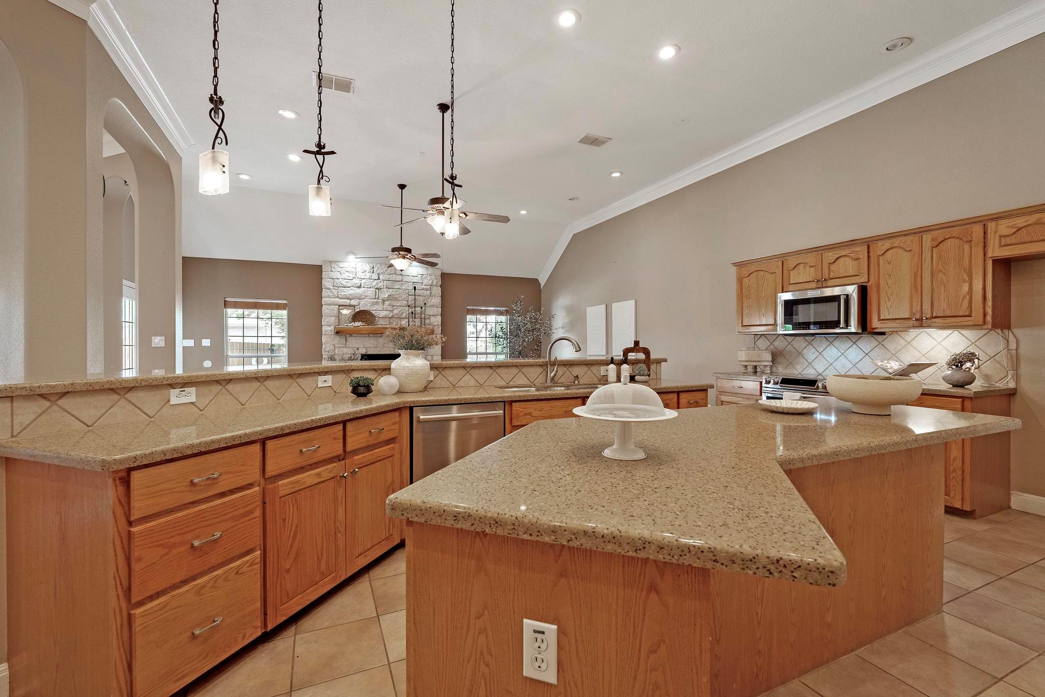 1806 Carey Ave, Taylor, TX 76574