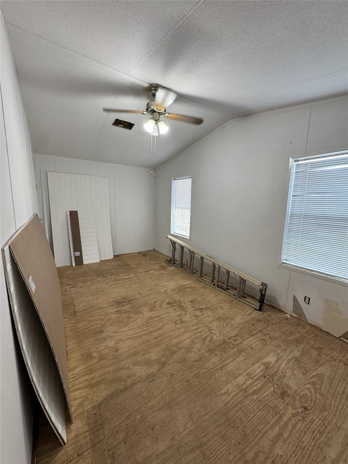 1001 Merinel Ln, Rockport, TX 78382