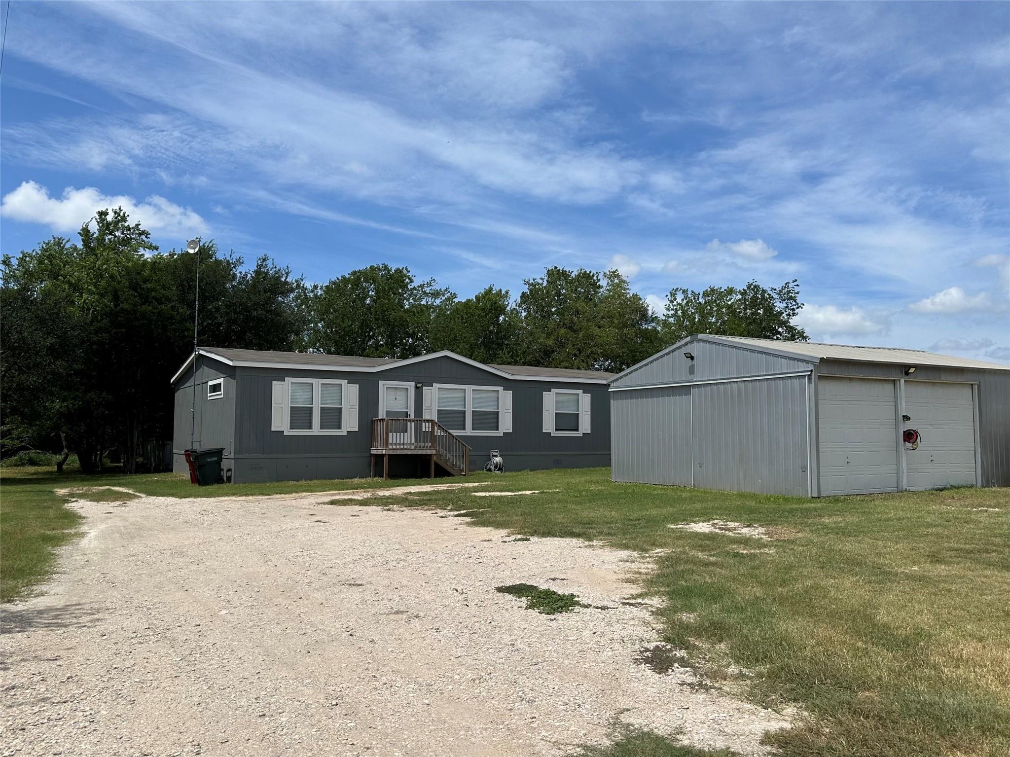 815 Track Rd, Dale, TX 78616