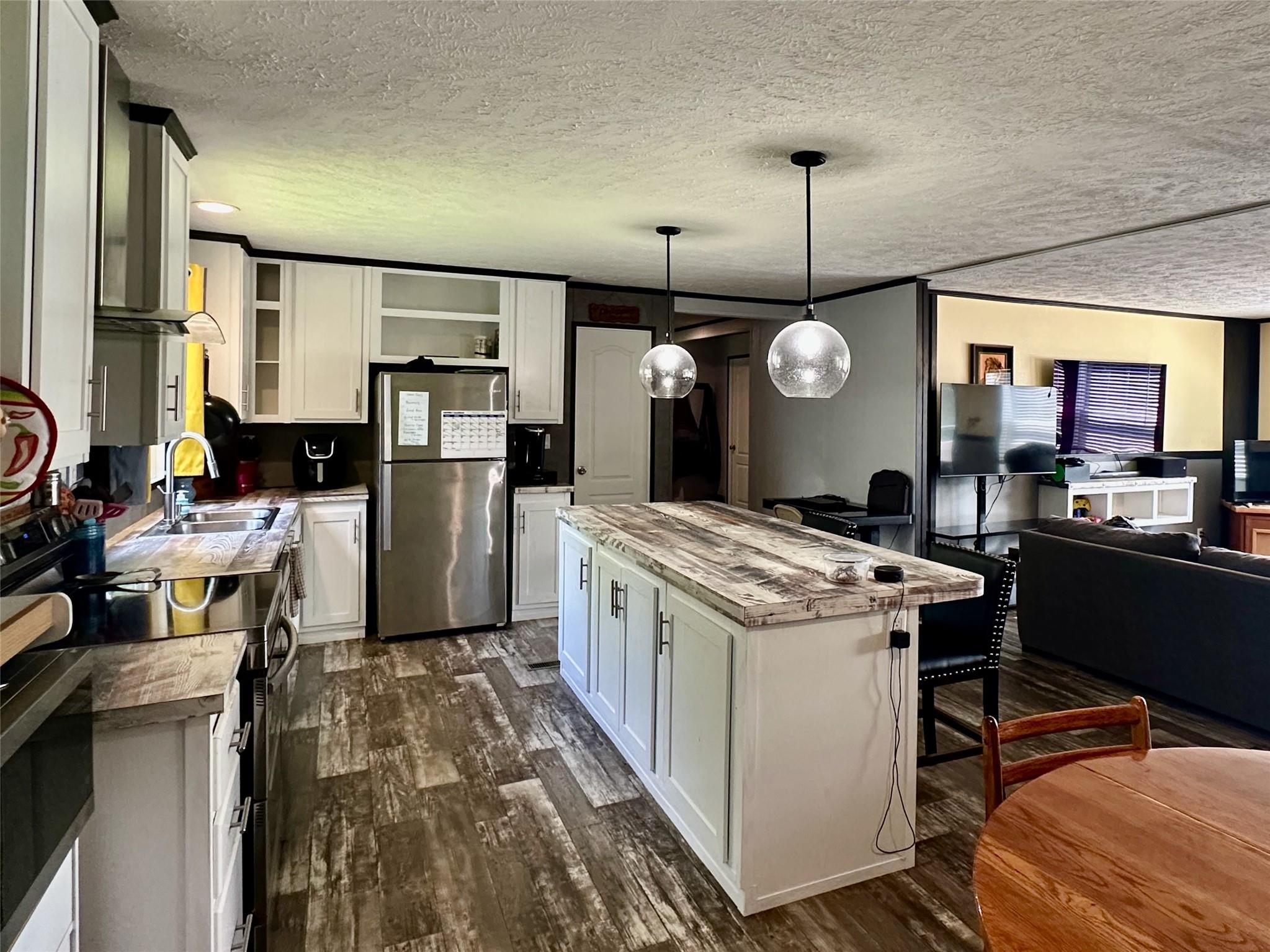 815 Track Rd, Dale, TX 78616