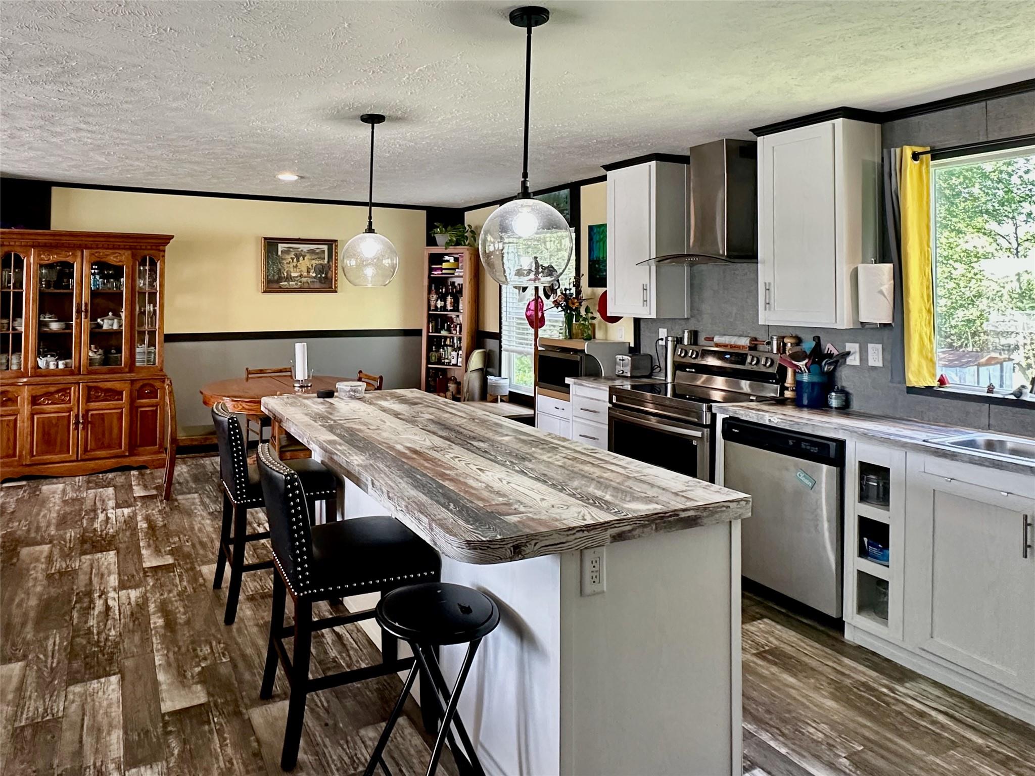 815 Track Rd, Dale, TX 78616