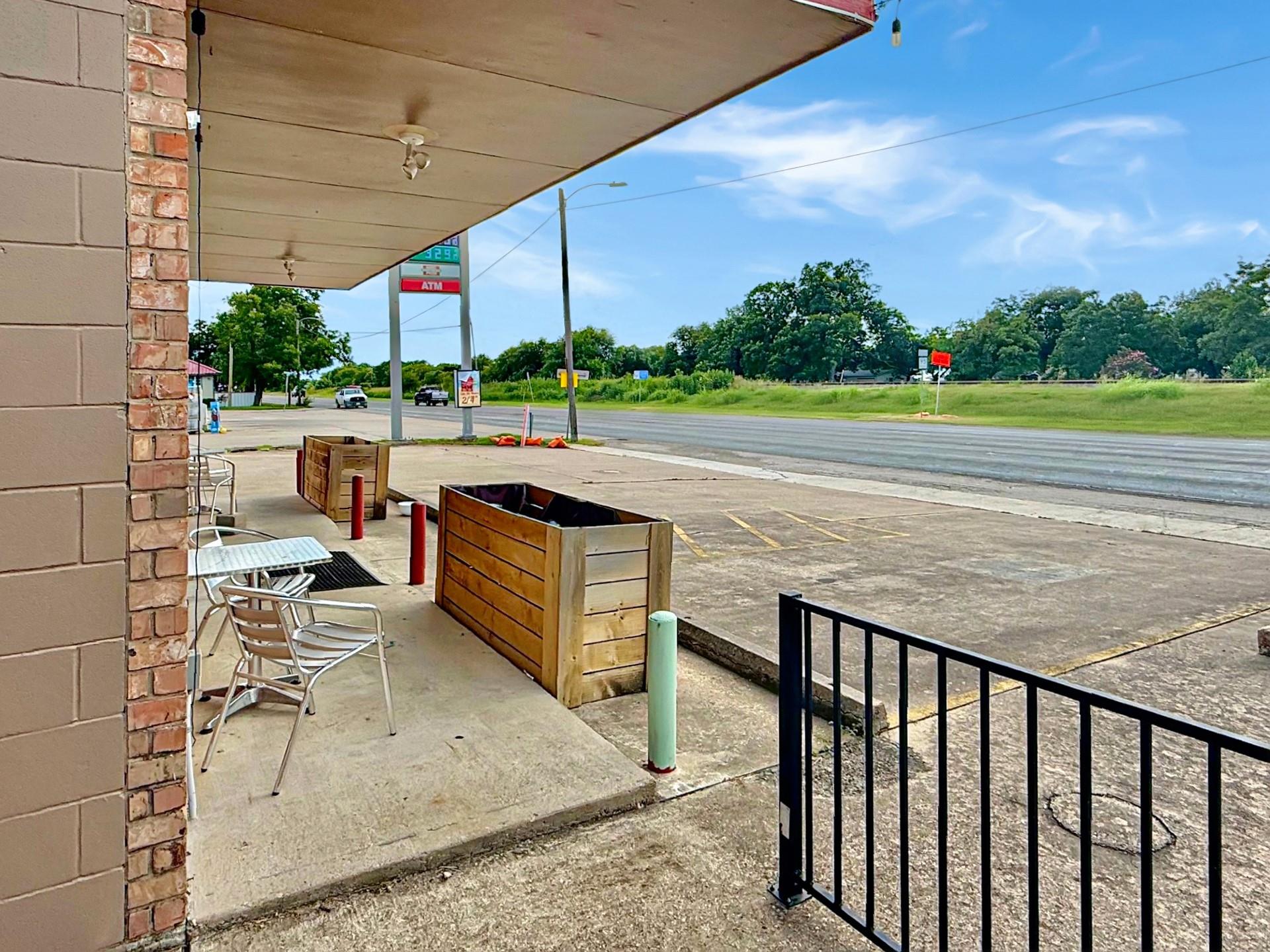 303 S Commerce St, Granger, TX 76530