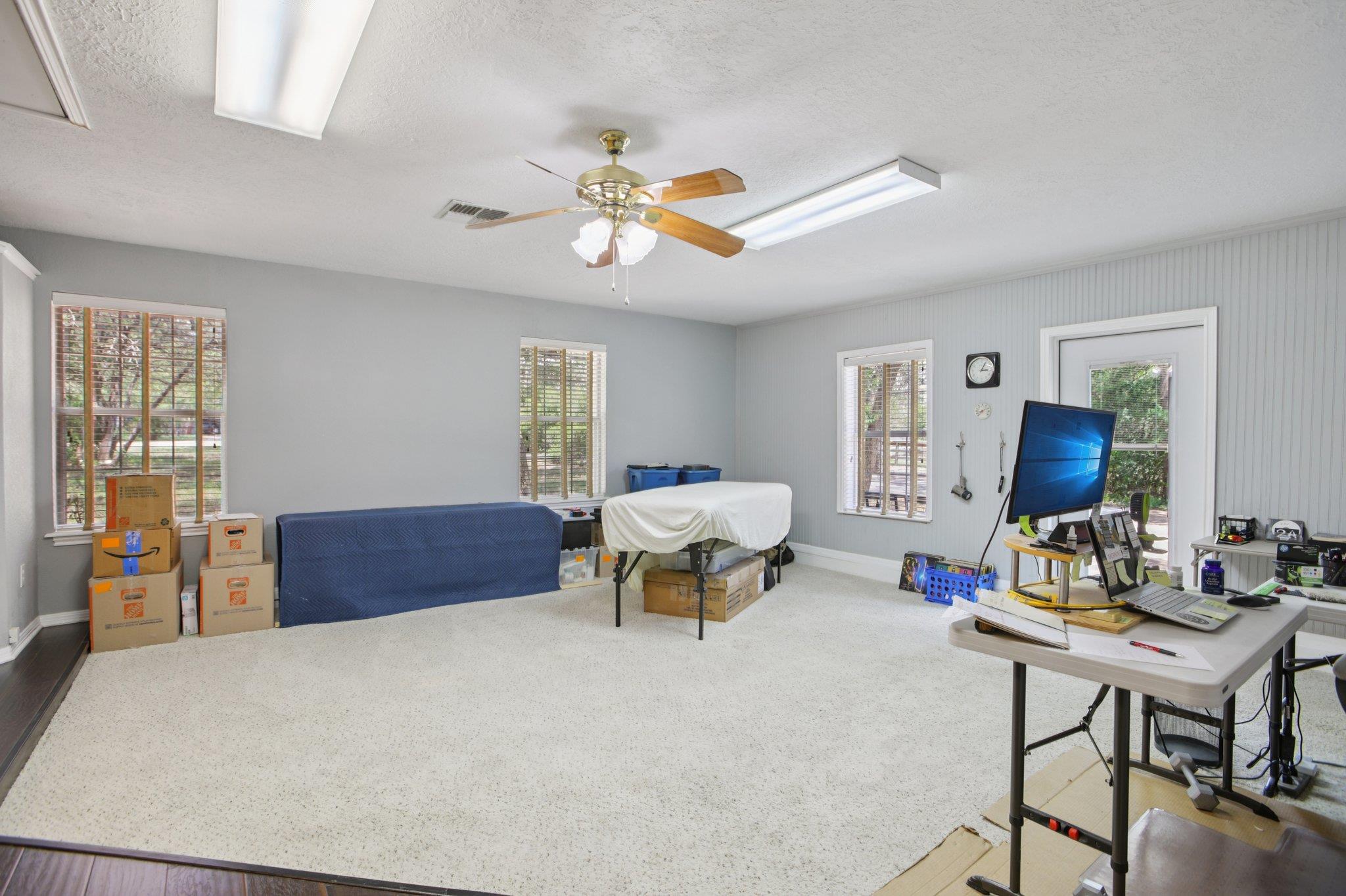 148 Oak Ridge Dr, Cedar Creek, TX 78612