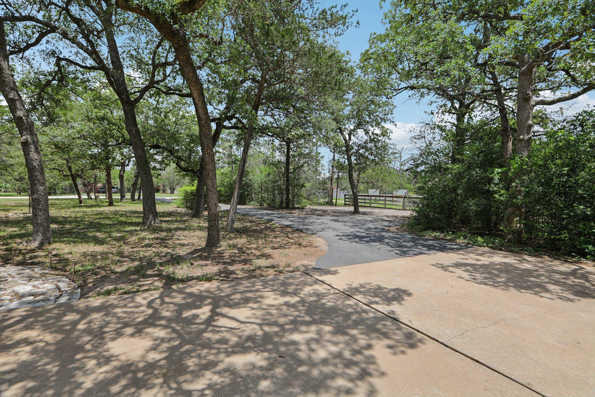 148 Oak Ridge Dr, Cedar Creek, TX 78612