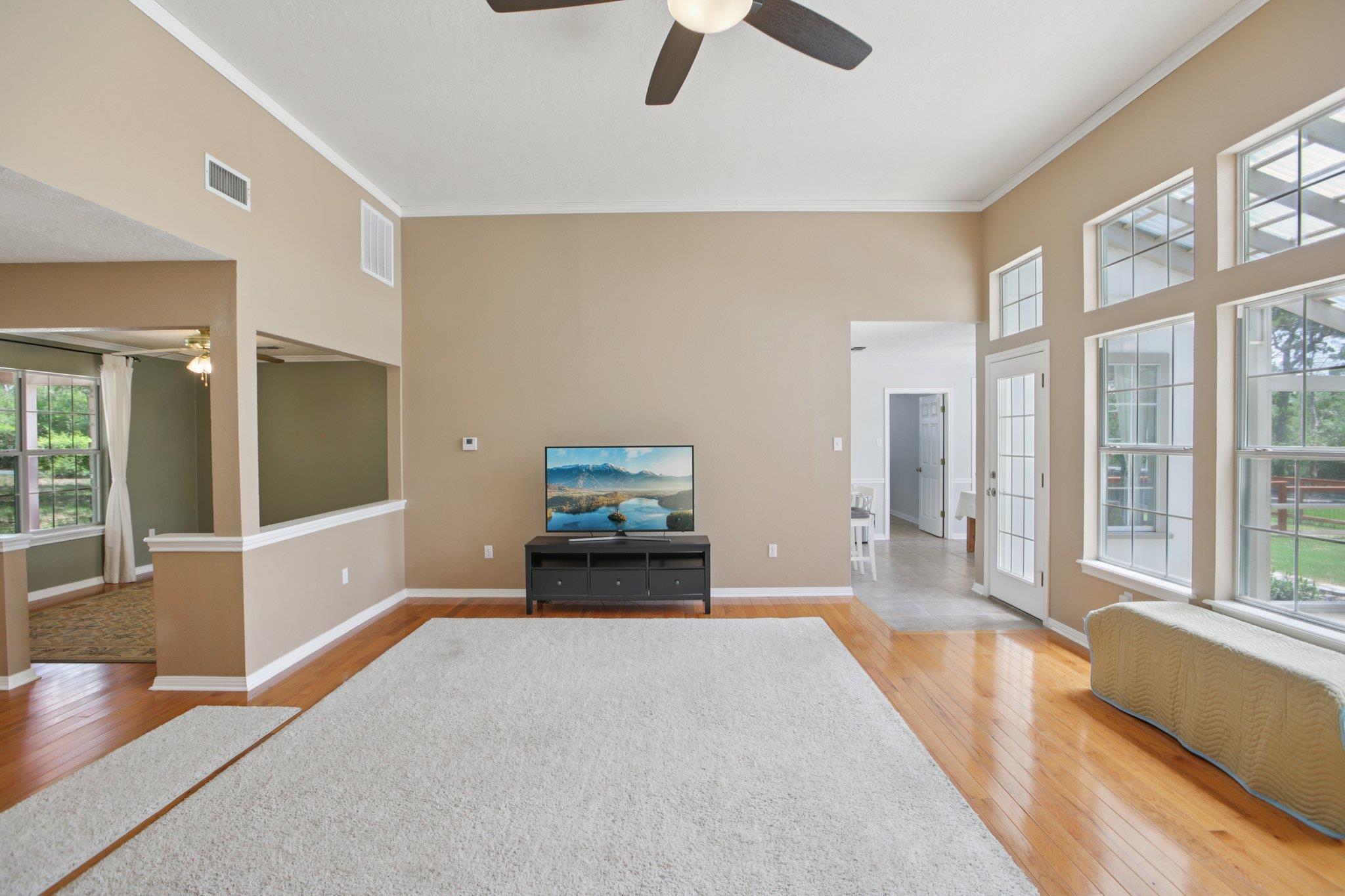 148 Oak Ridge Dr, Cedar Creek, TX 78612