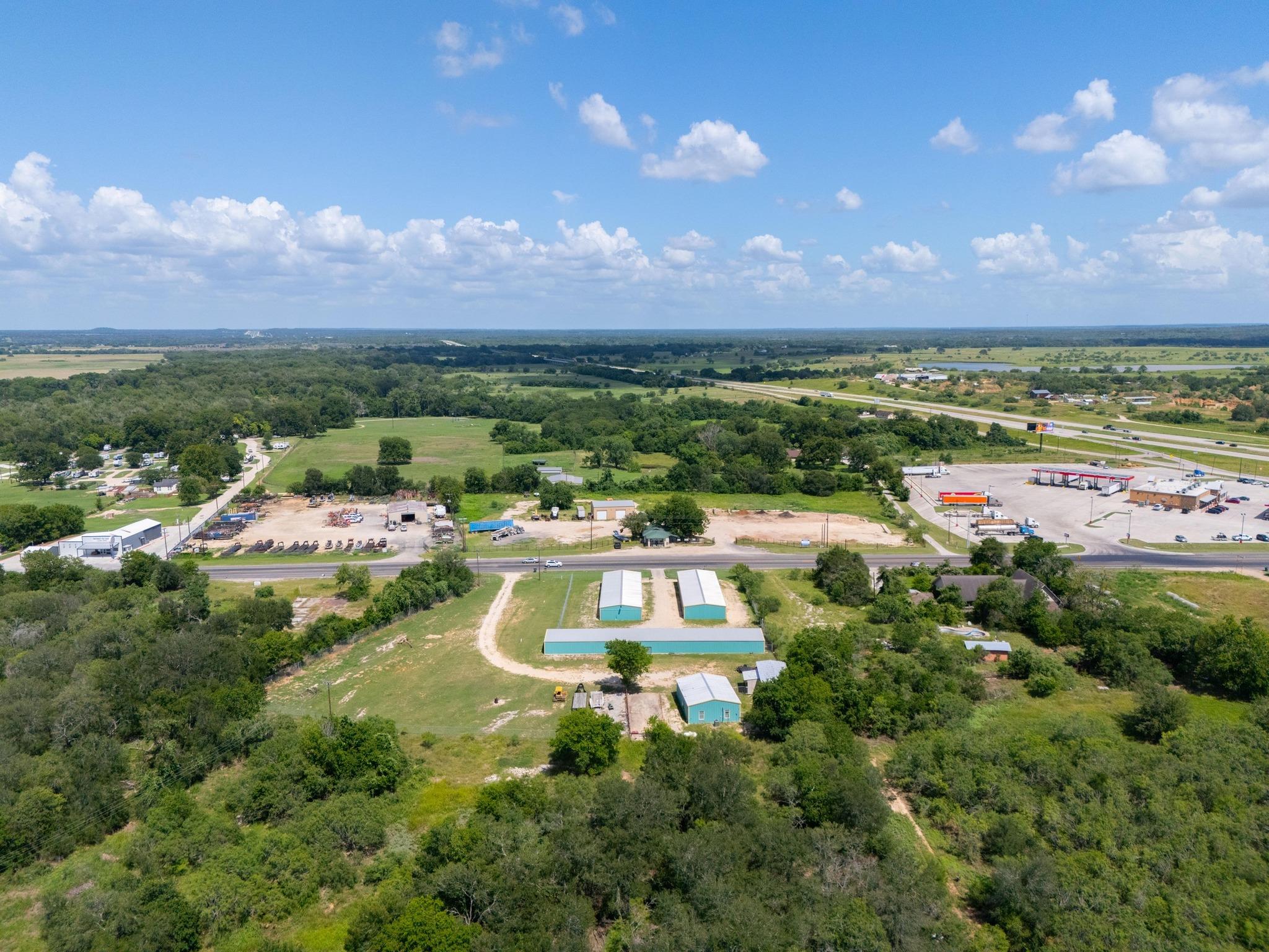 1940 S Magnolia Ave, Luling, TX 78648