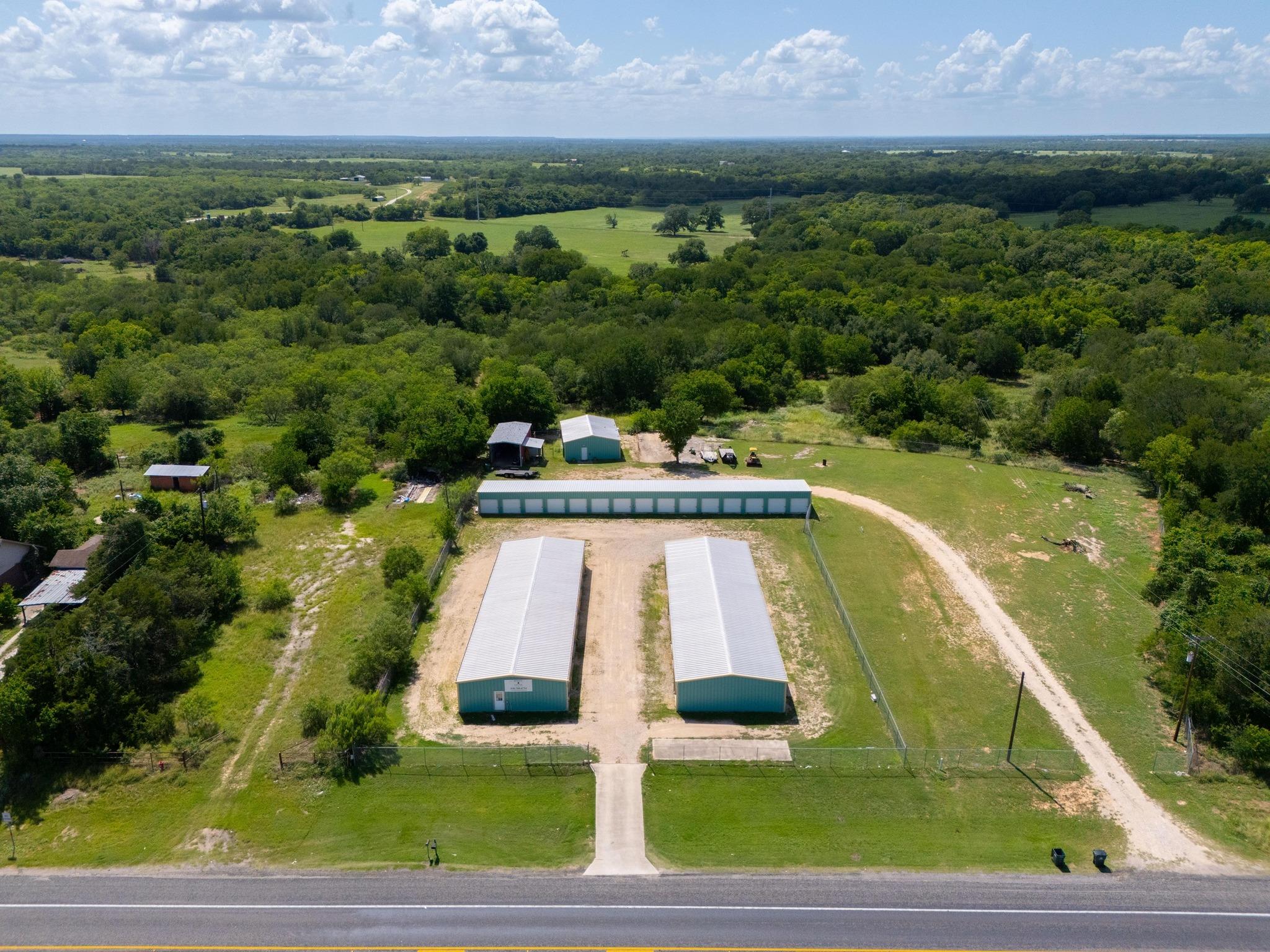 1940 S Magnolia Ave, Luling, TX 78648