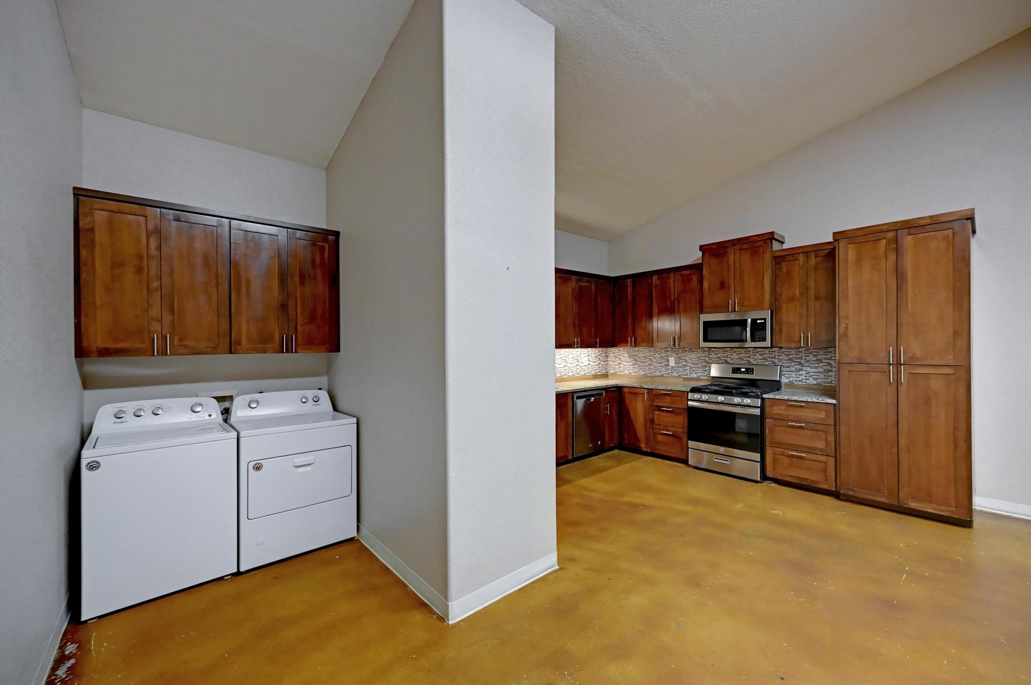 1940 S Magnolia Ave, Luling, TX 78648