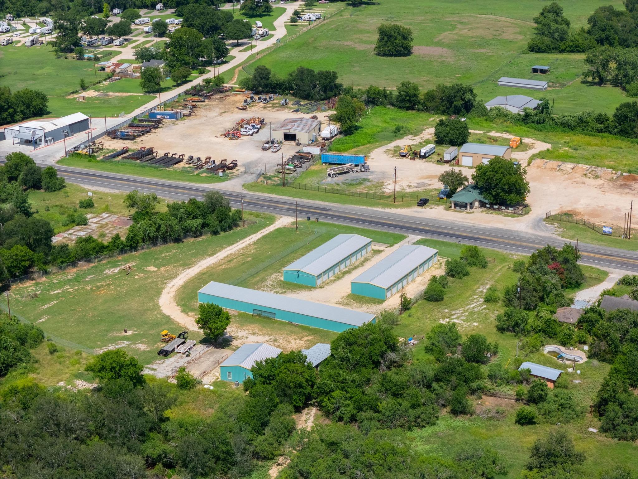 1940 S Magnolia Ave, Luling, TX 78648