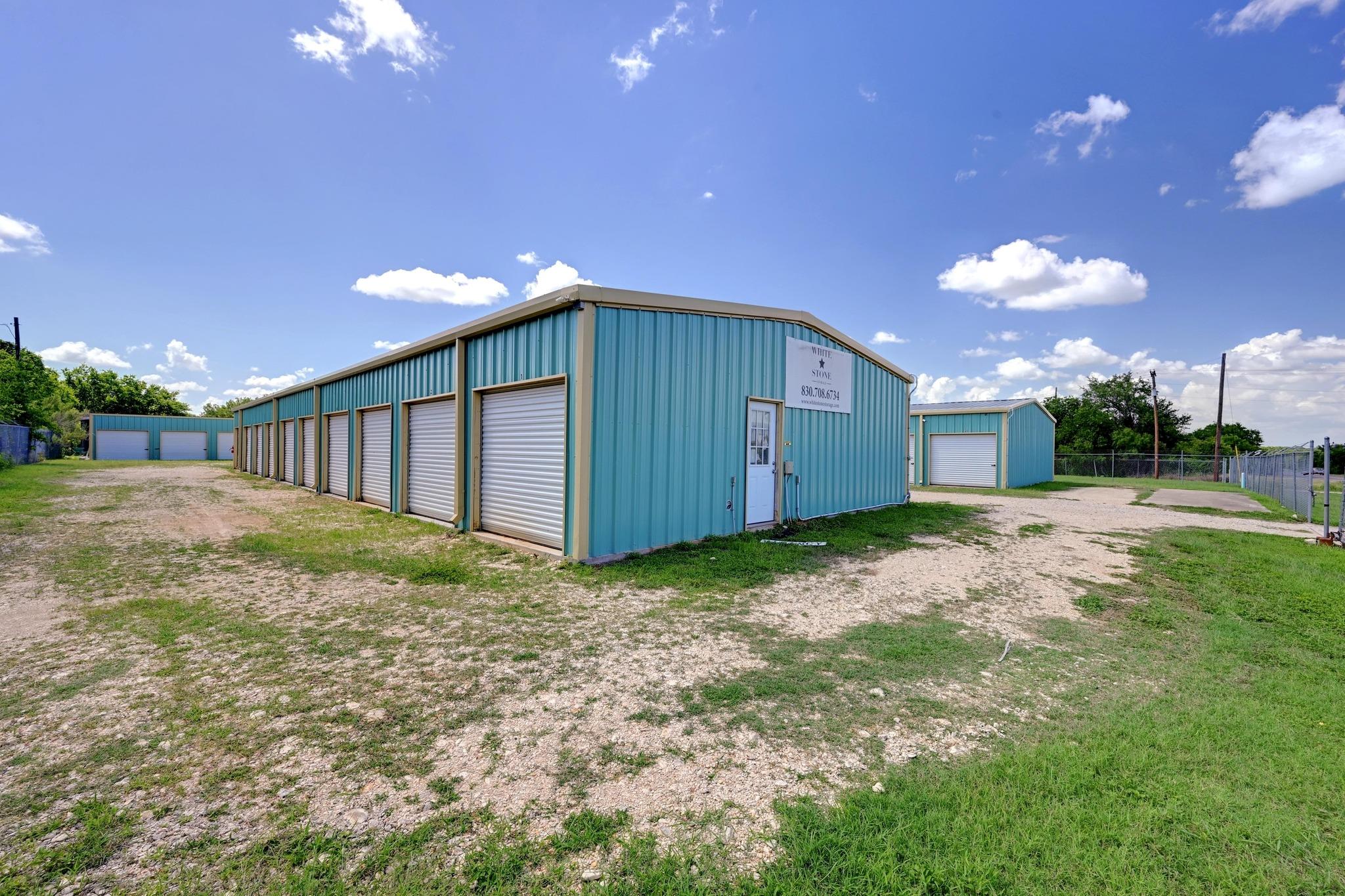 1940 S Magnolia Ave, Luling, TX 78648
