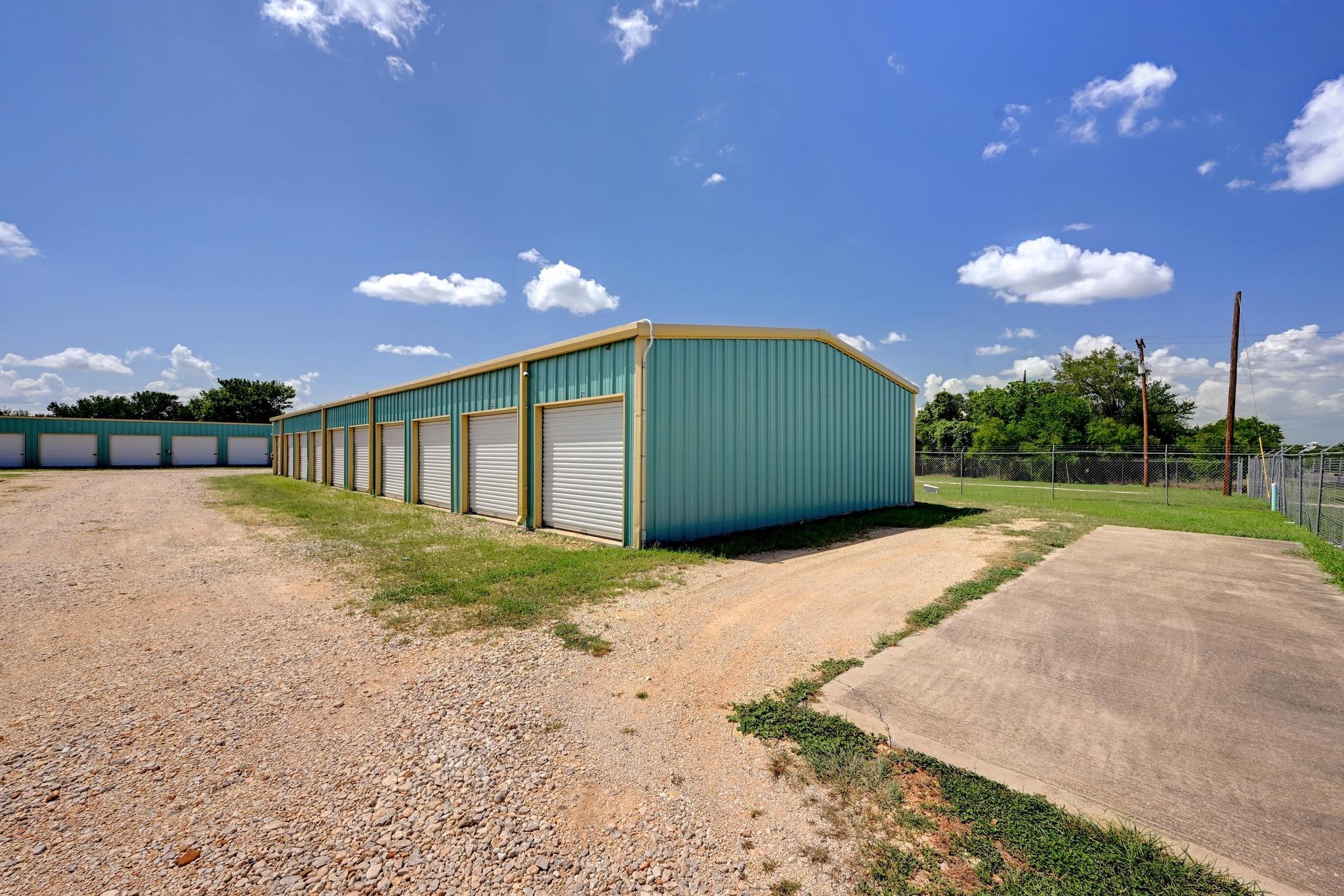 1940 S Magnolia Ave, Luling, TX 78648