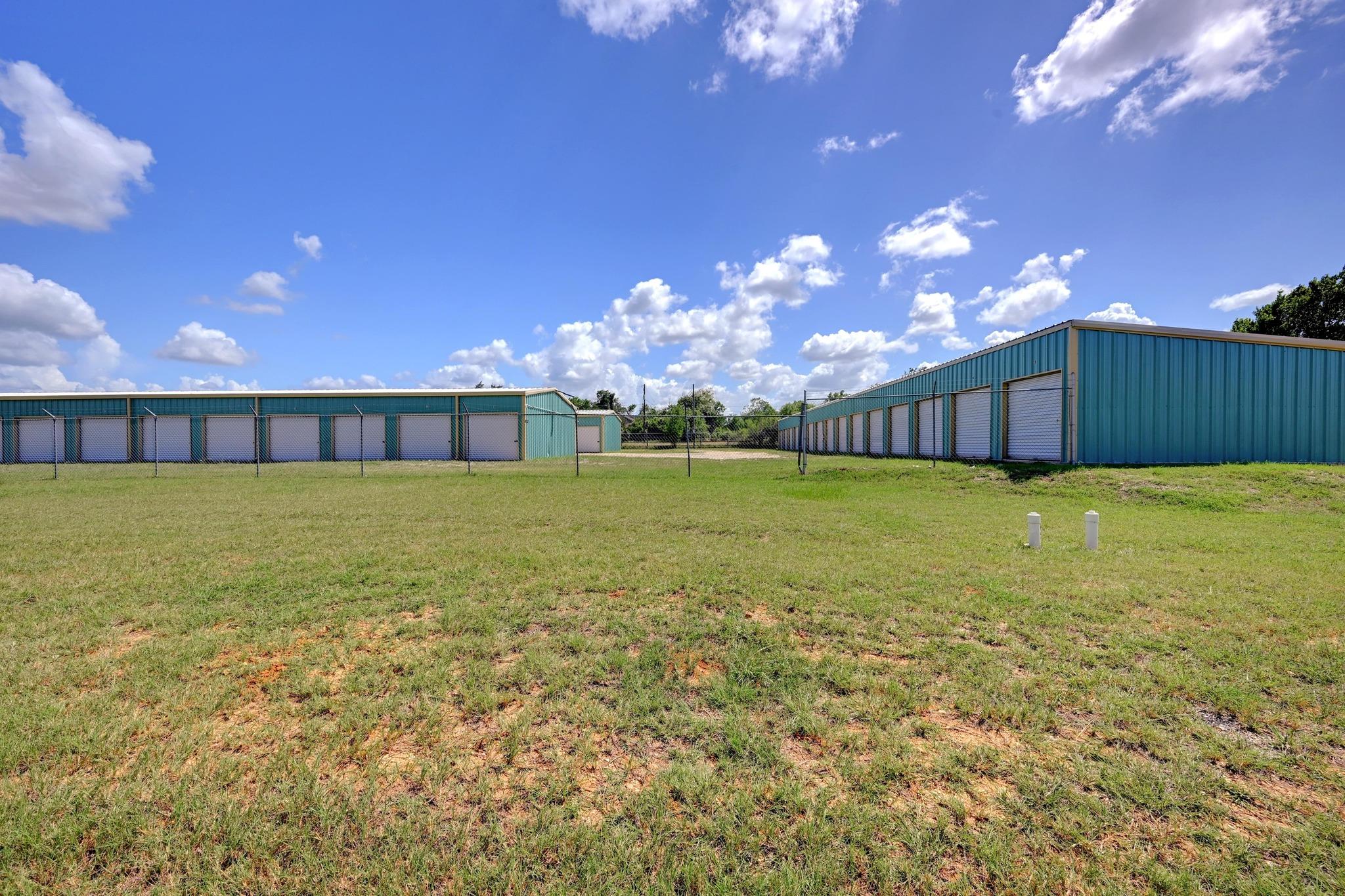 1940 S Magnolia Ave, Luling, TX 78648