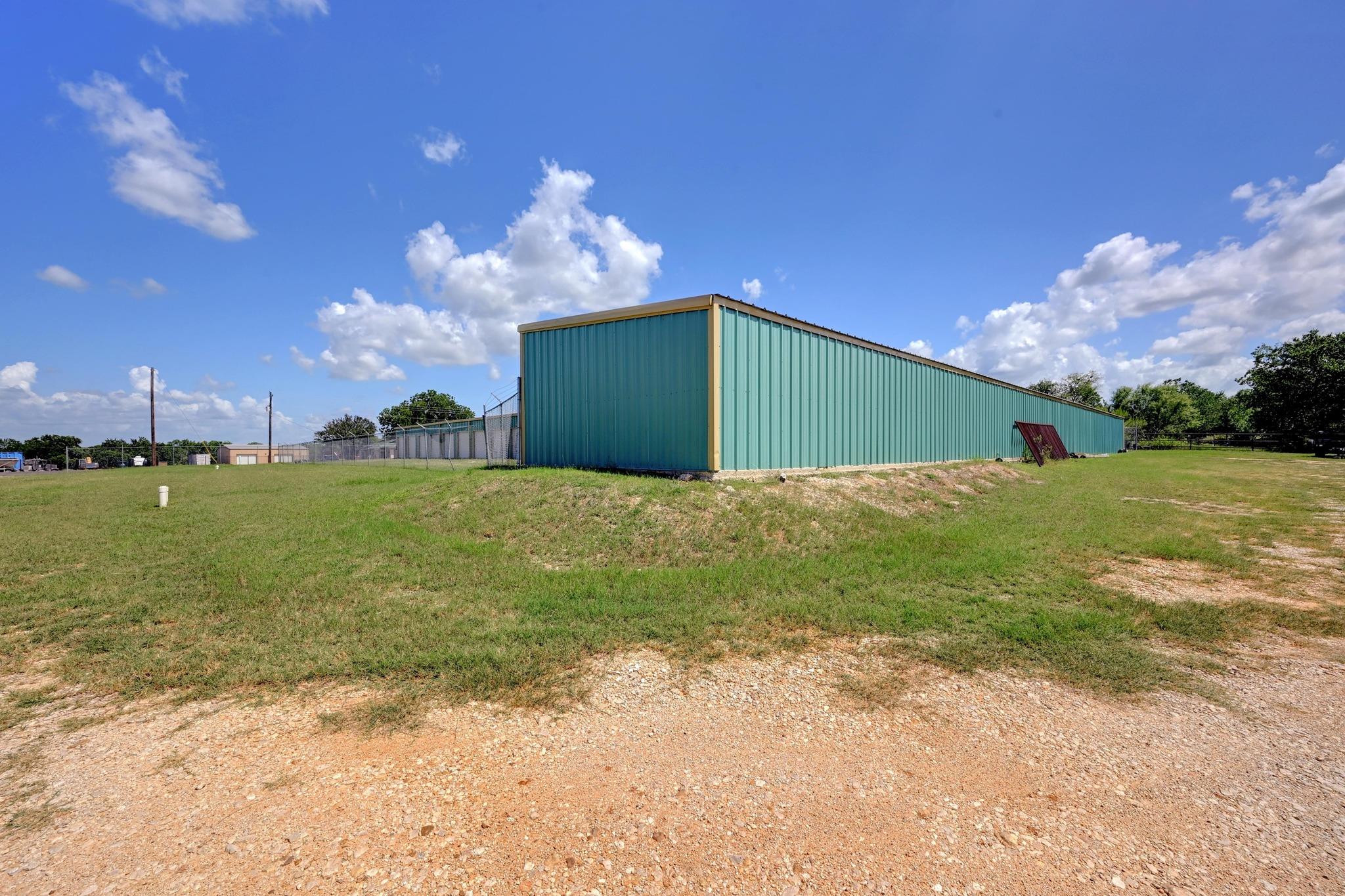 1940 S Magnolia Ave, Luling, TX 78648