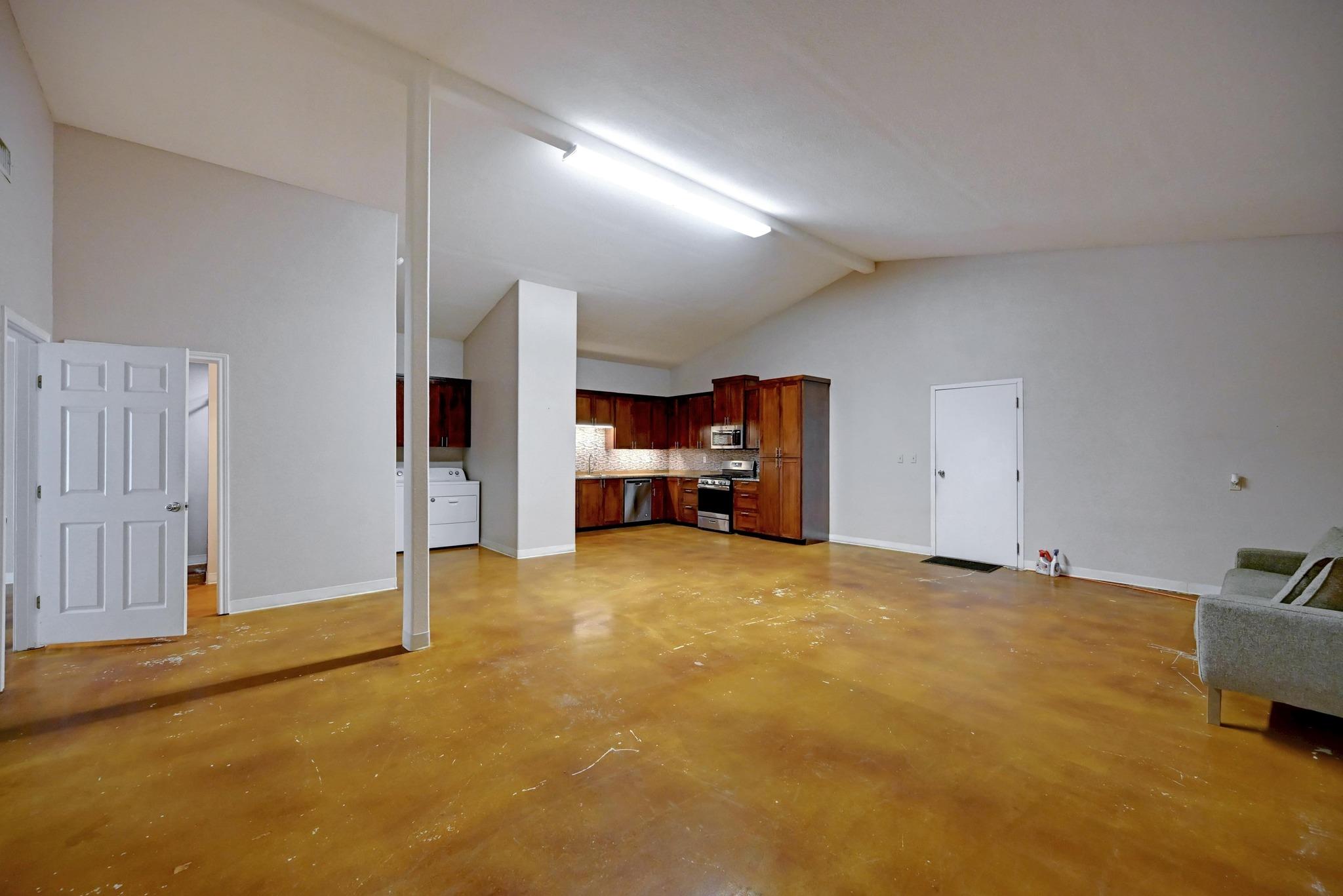 1940 S Magnolia Ave, Luling, TX 78648