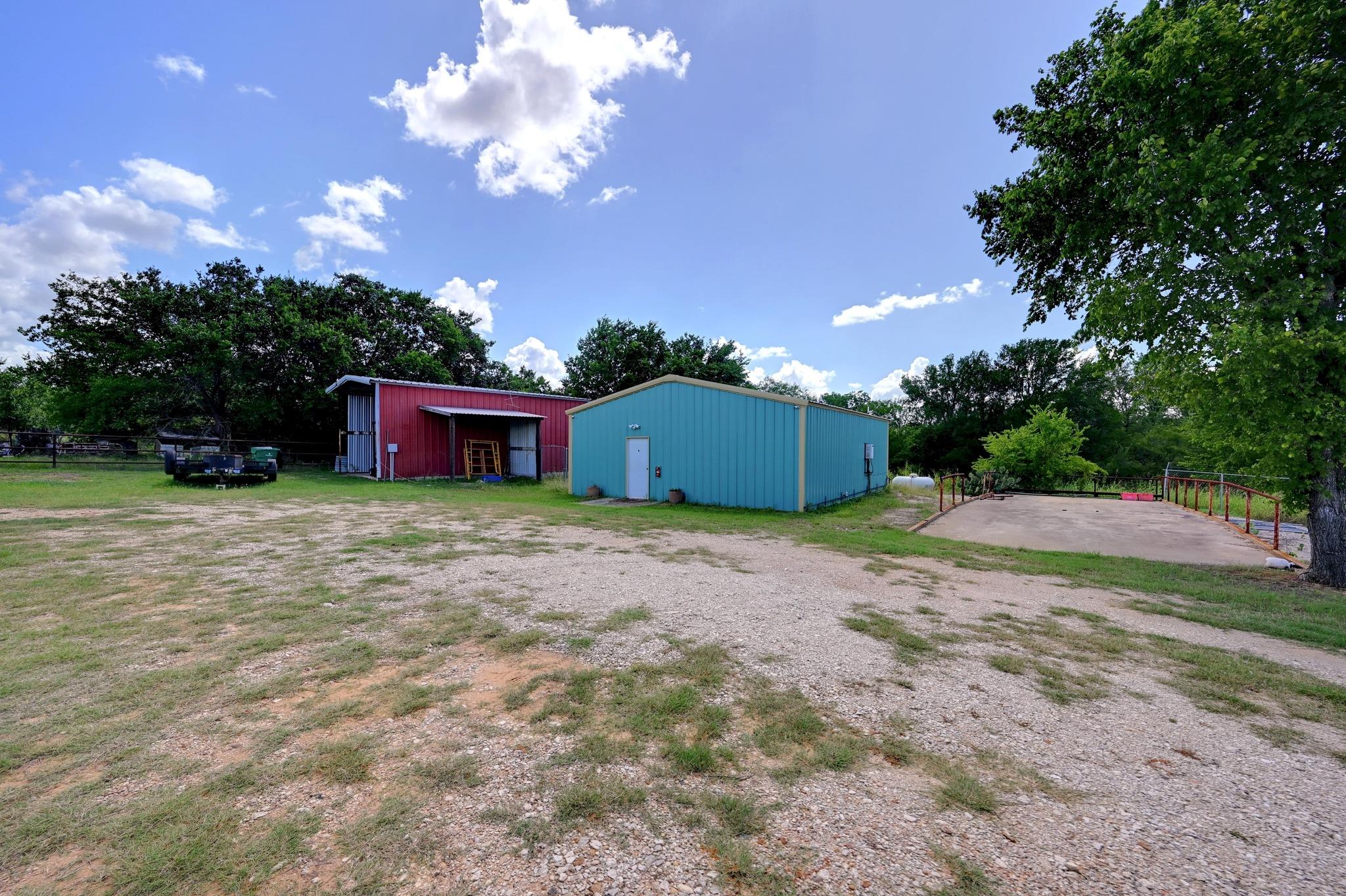 1940 S Magnolia Ave, Luling, TX 78648