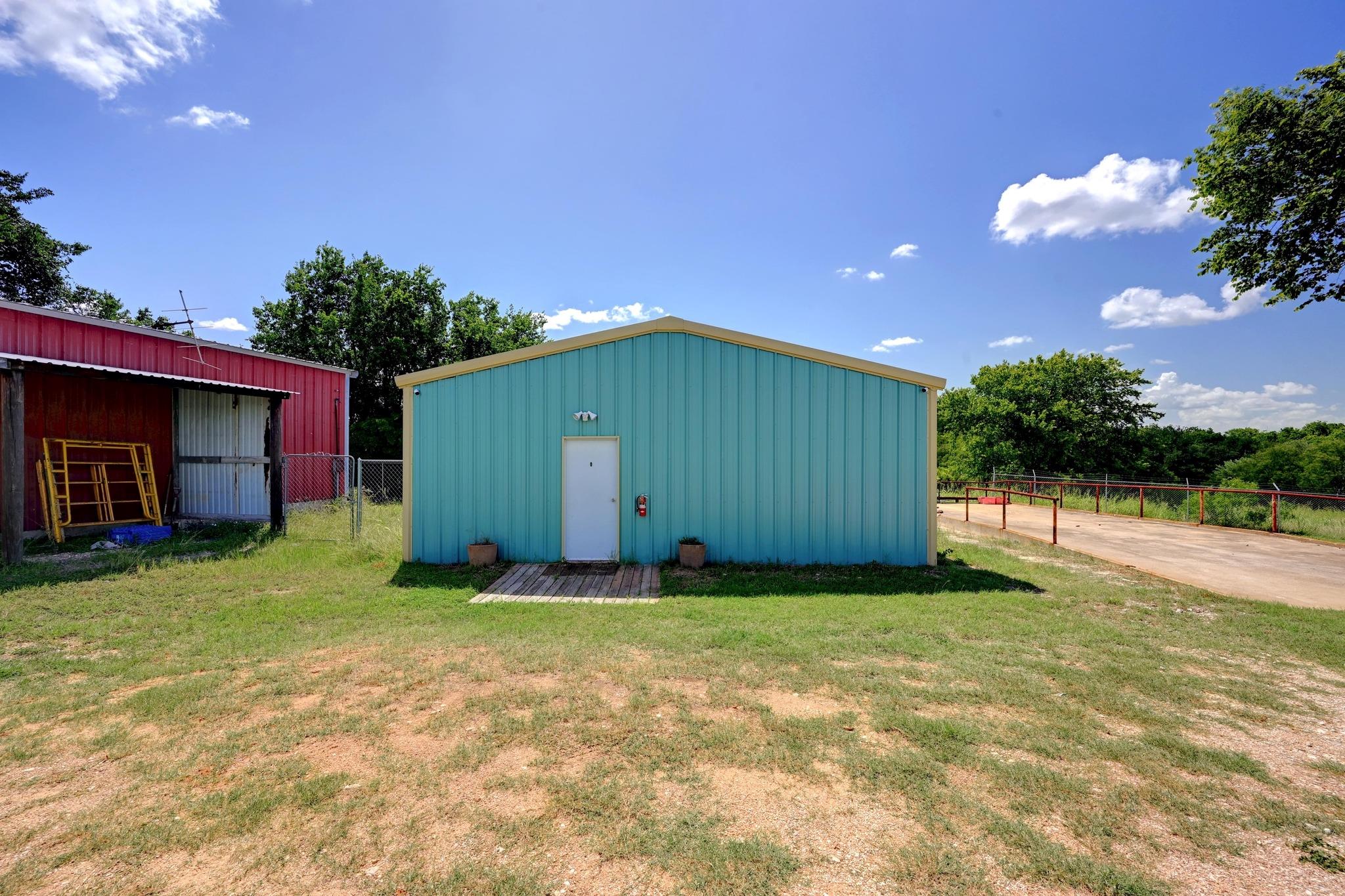 1940 S Magnolia Ave, Luling, TX 78648