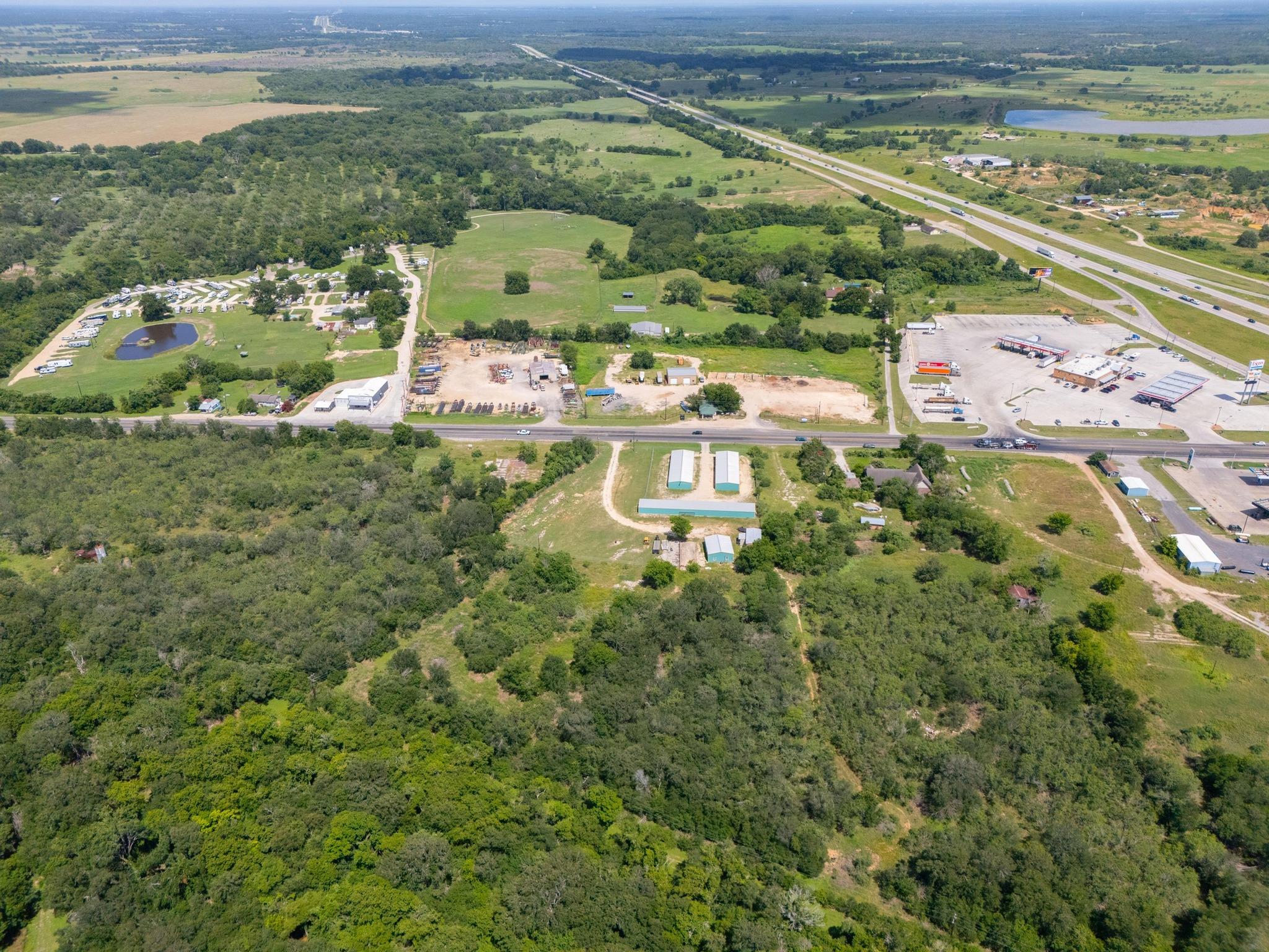 1940 S Magnolia Ave, Luling, TX 78648