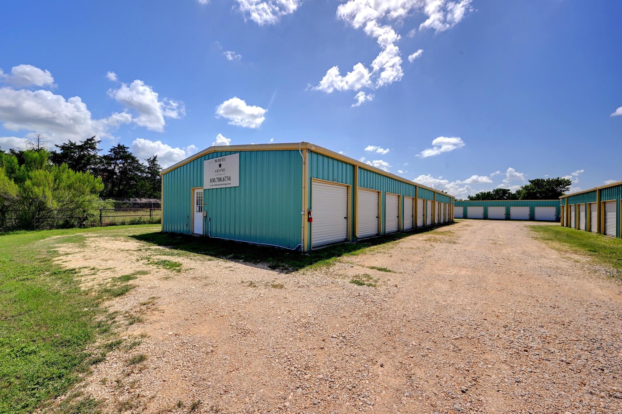 1940 S Magnolia Ave, Luling, TX 78648
