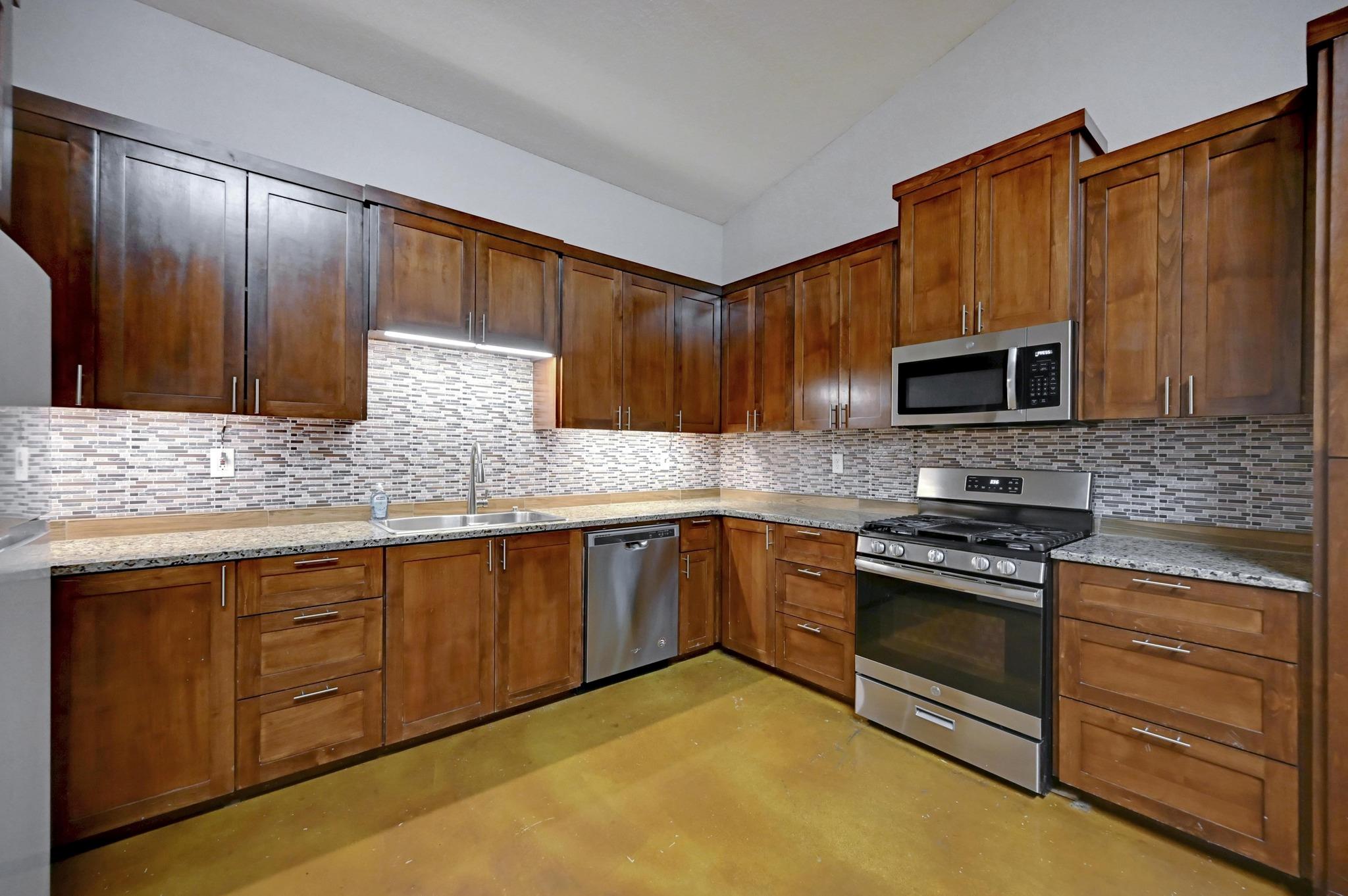 1940 S Magnolia Ave, Luling, TX 78648