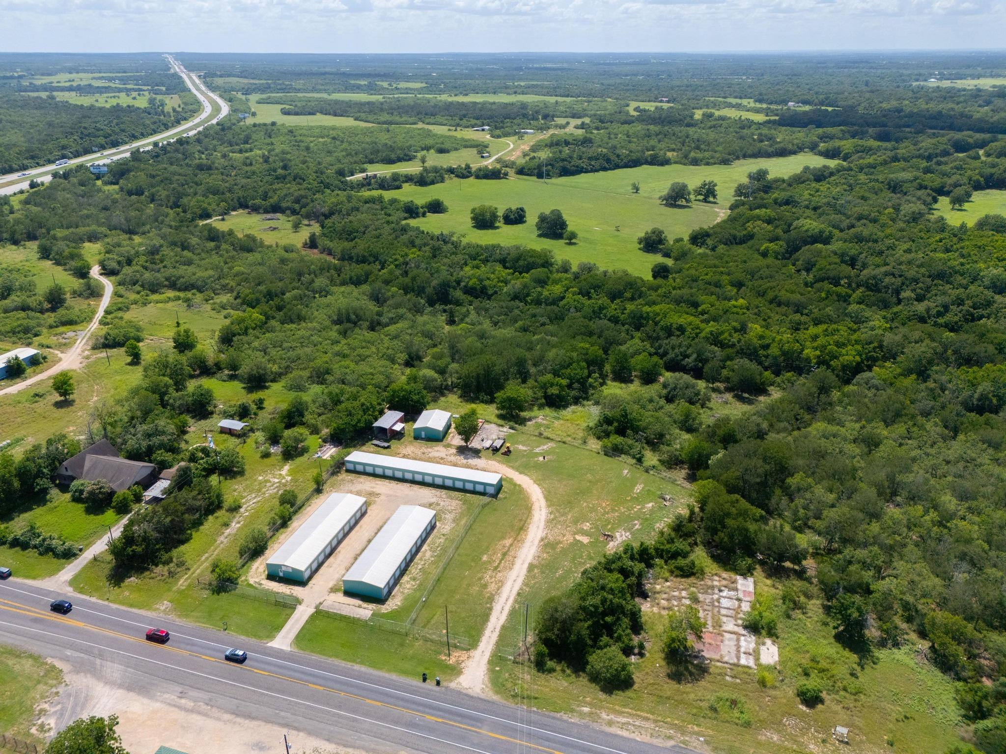 1940 S Magnolia Ave, Luling, TX 78648