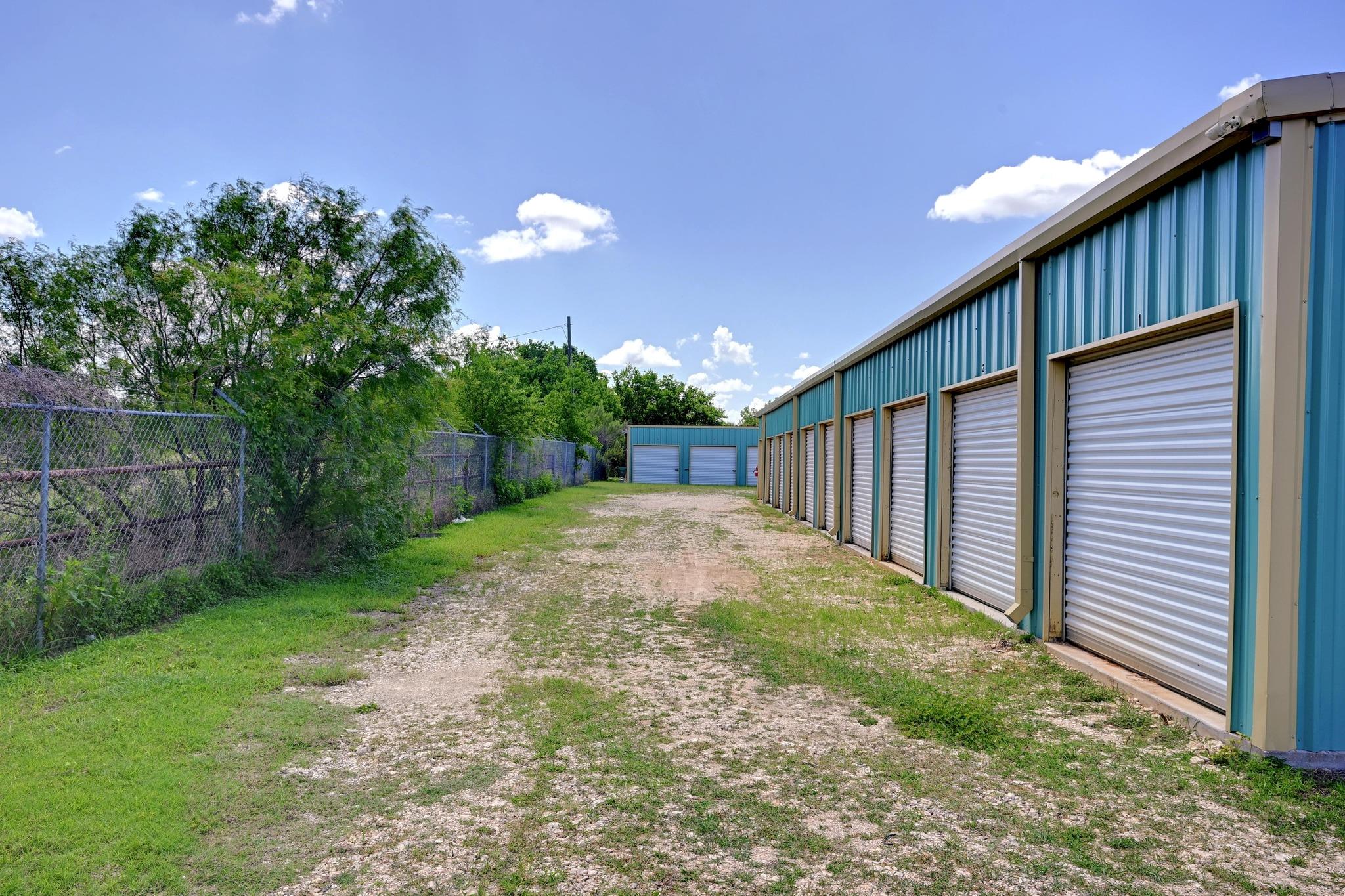 1940 S Magnolia Ave, Luling, TX 78648