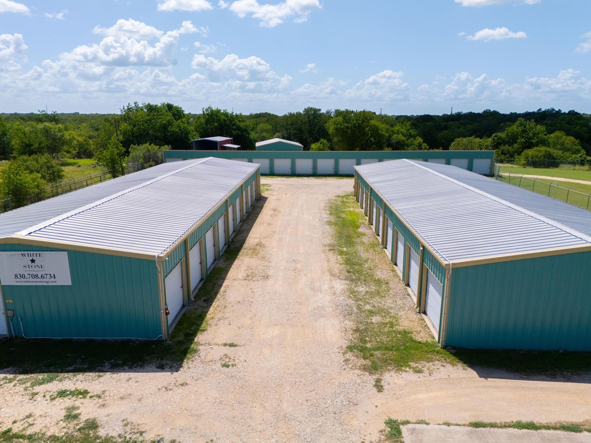 1940 S Magnolia Ave, Luling, TX 78648