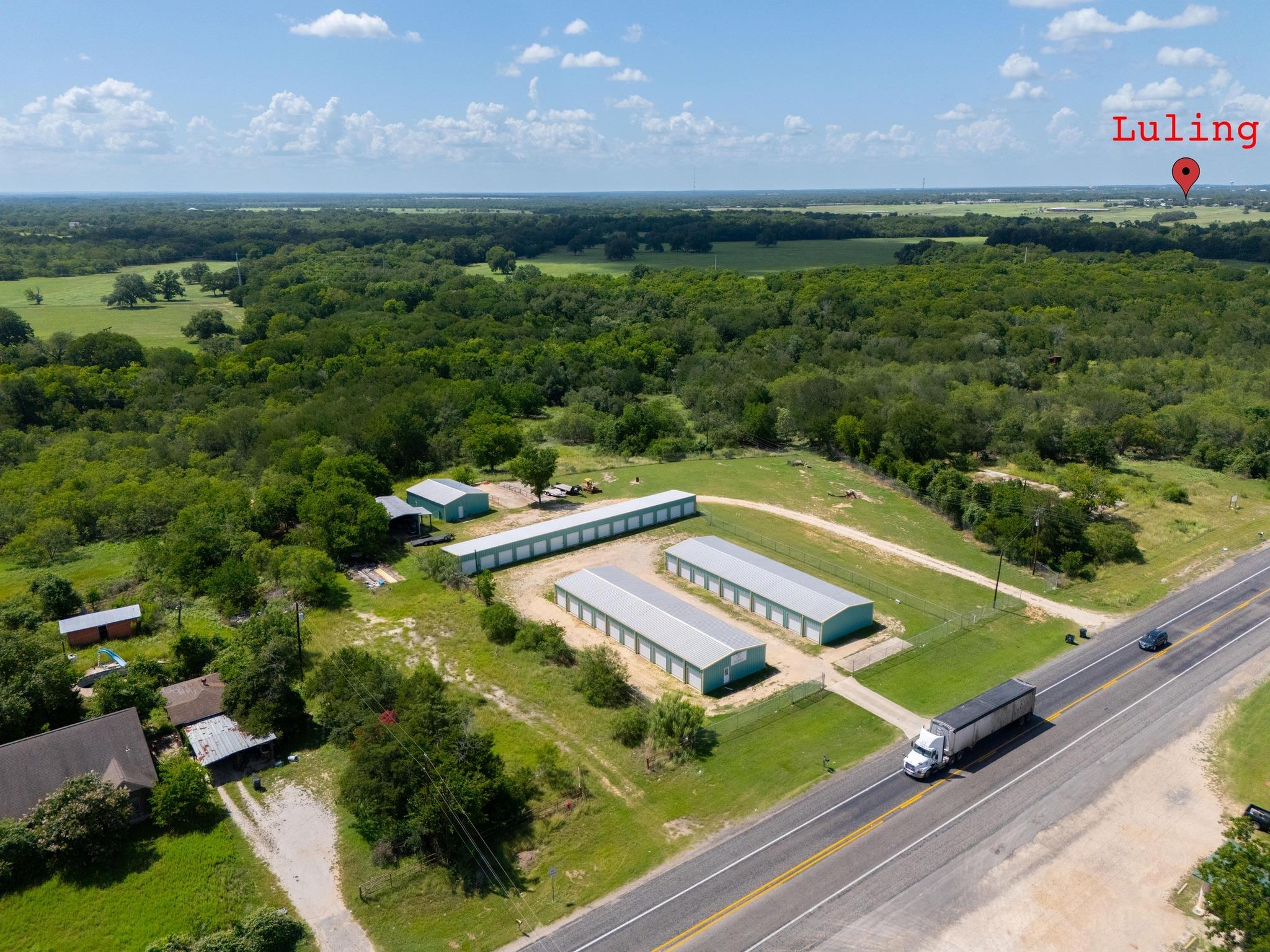 1940 S Magnolia Ave, Luling, TX 78648