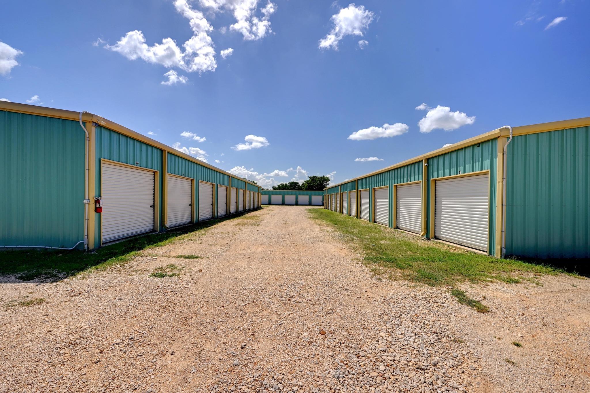 1940 S Magnolia Ave, Luling, TX 78648