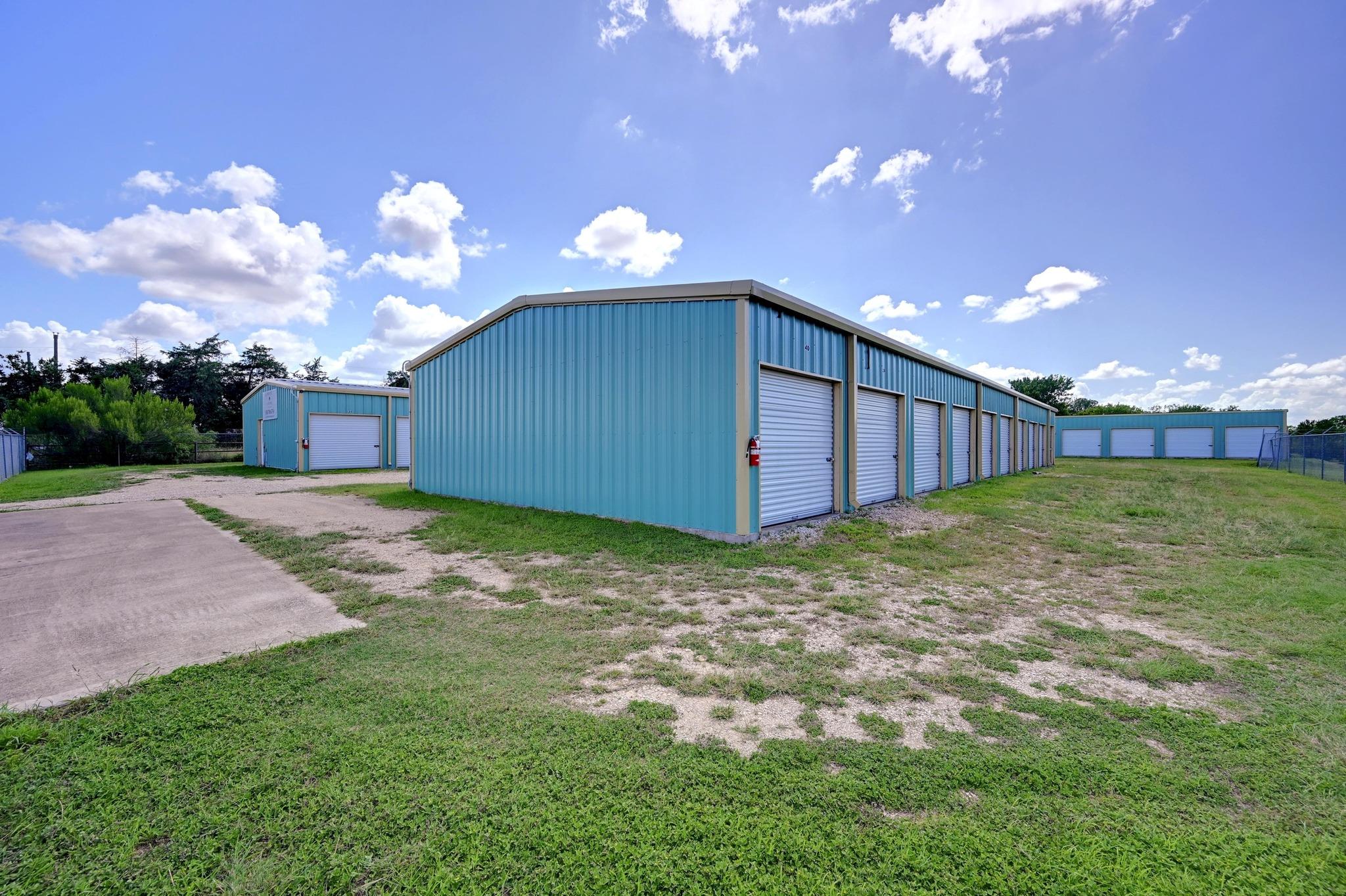 1940 S Magnolia Ave, Luling, TX 78648