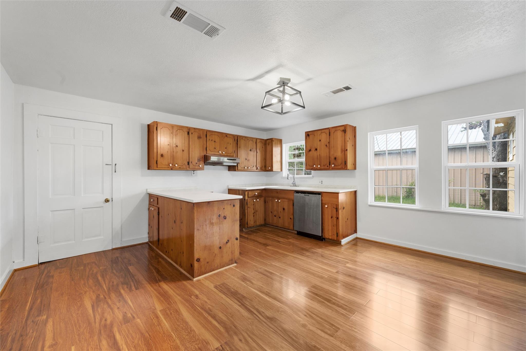 703 N Wilcox St, Rockdale, TX 76567