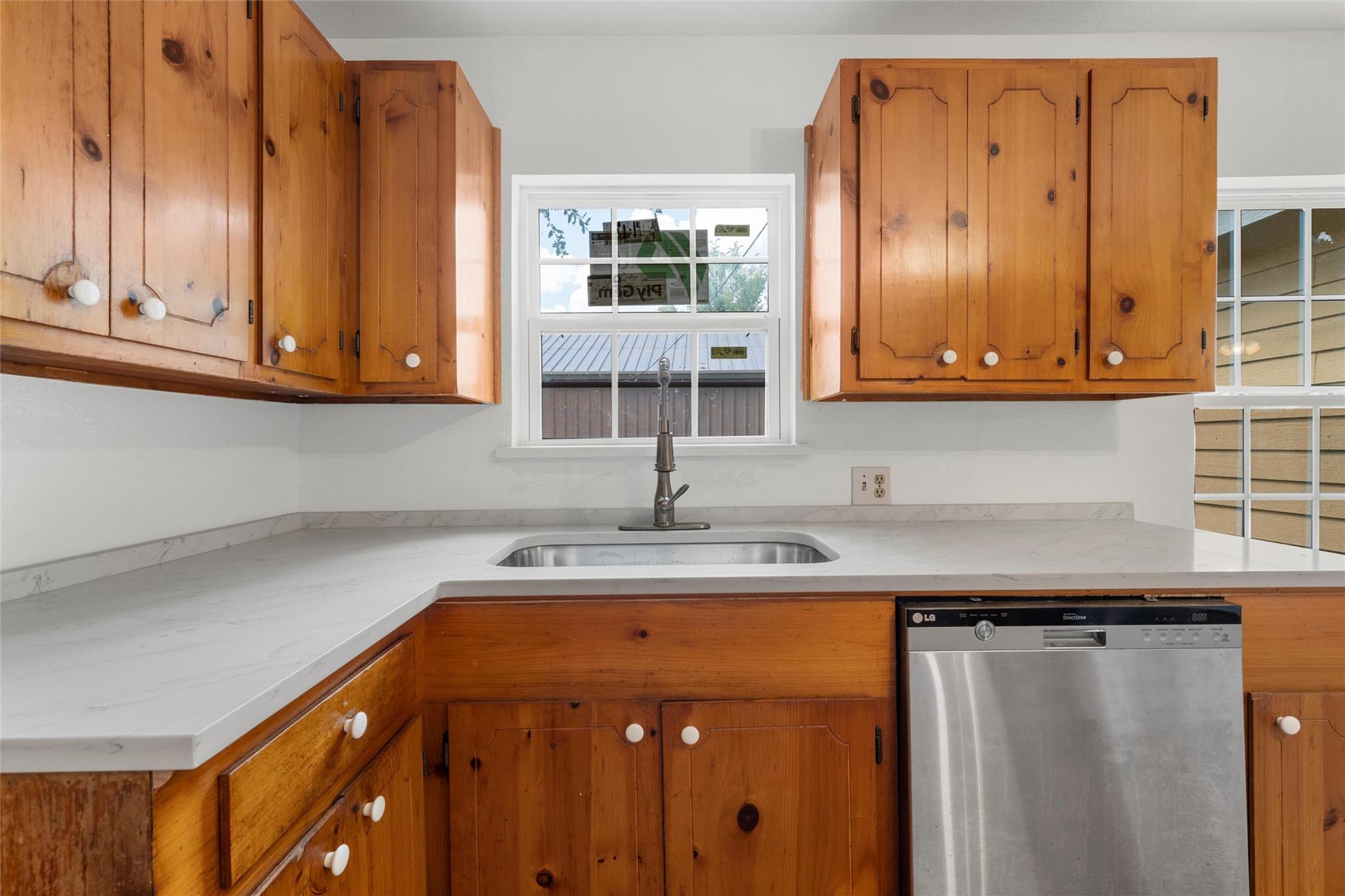 703 N Wilcox St, Rockdale, TX 76567