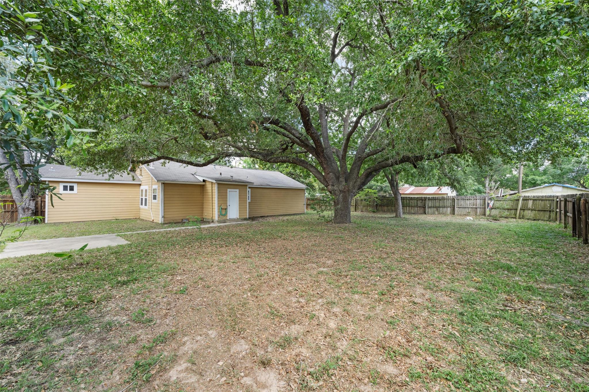 703 N Wilcox St, Rockdale, TX 76567